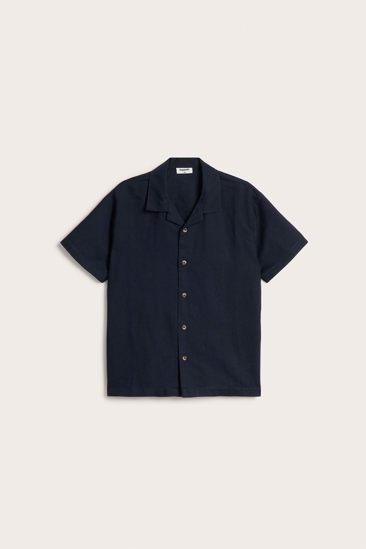 Frontvy av en enfärgad mörkblå kortärmad skjorta i linneblandning med resortkrage och bruna knappar.