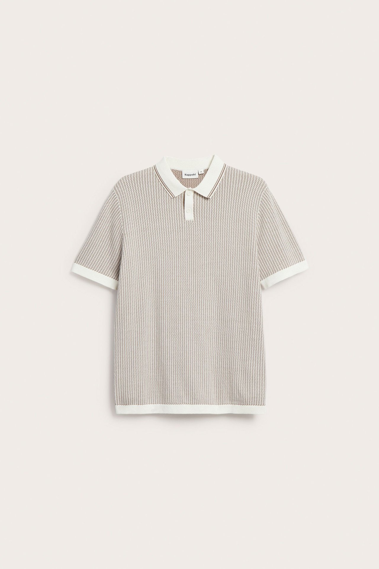 Etunäkymä: beige jacquardneulottu lyhythihainen pikeepaita valkoisella kauluksella ja reunuksella.