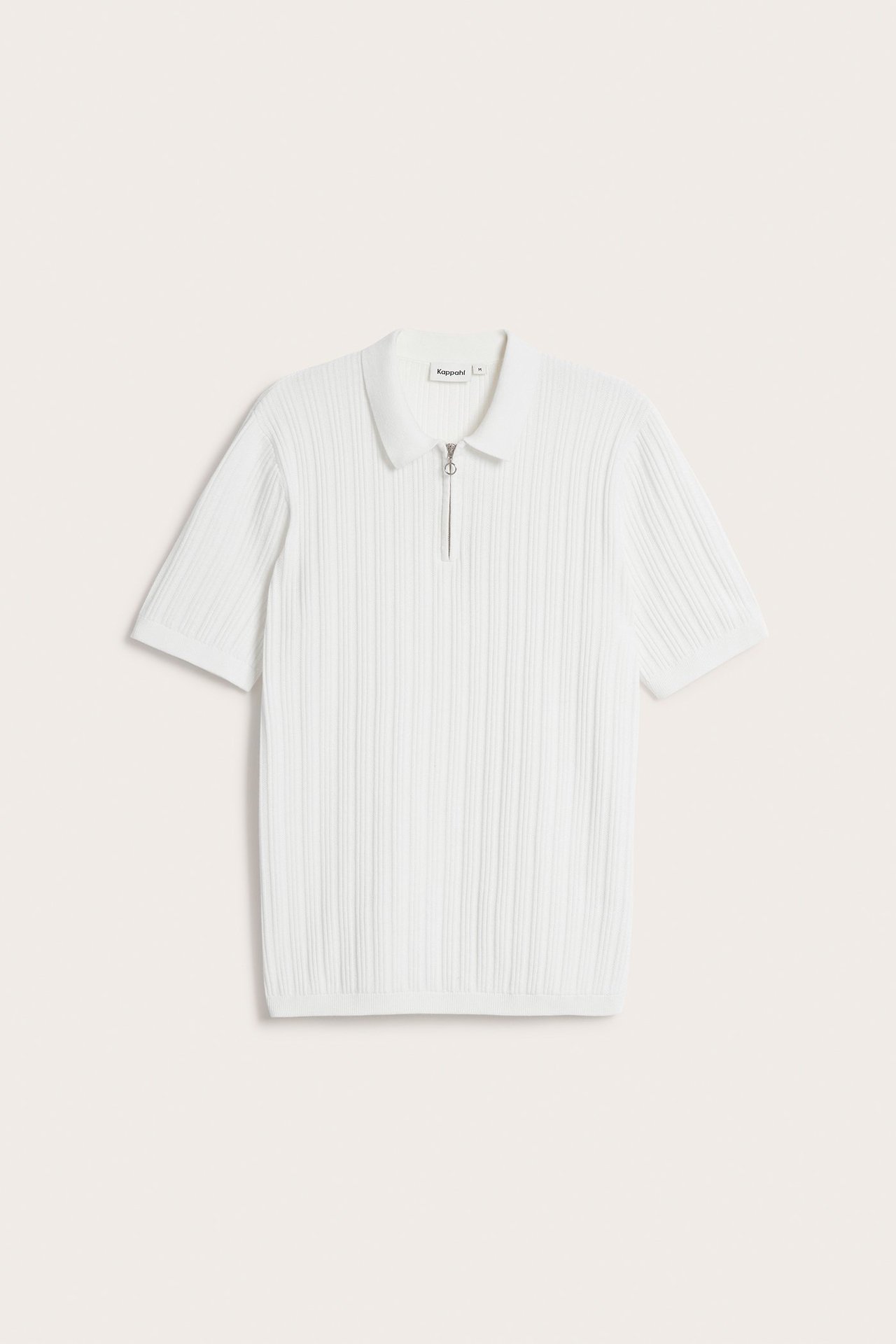 Widok z przodu na biały męski dziergany T-shirt polo z krótkim rękawem, wzorem strukturalnym i zamkiem.