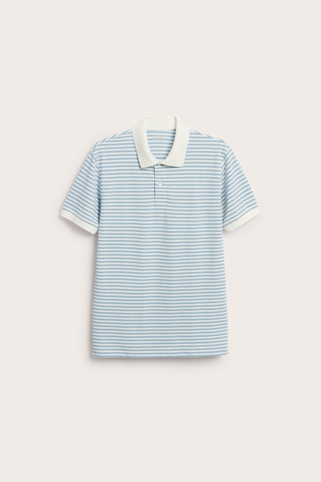 Etunäkymä: Miesten vaaleansinivalkoraidallinen pikeepaita, jossa kermanvärinen kaulus ja kaksi nappia.