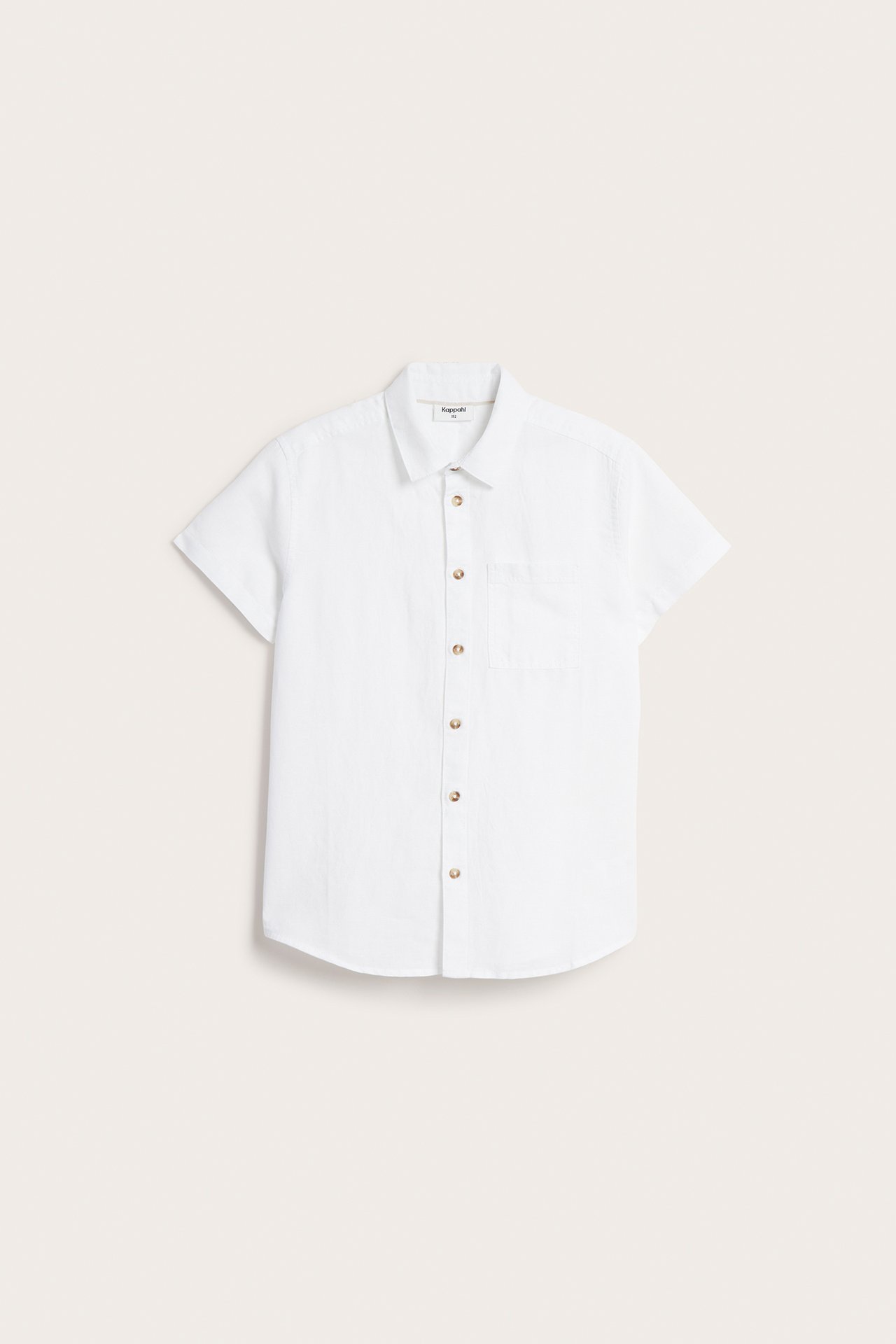 Frontvy av en vit kortärmad skjorta i linneblandning för barn, med bruna knappar och bröstficka.