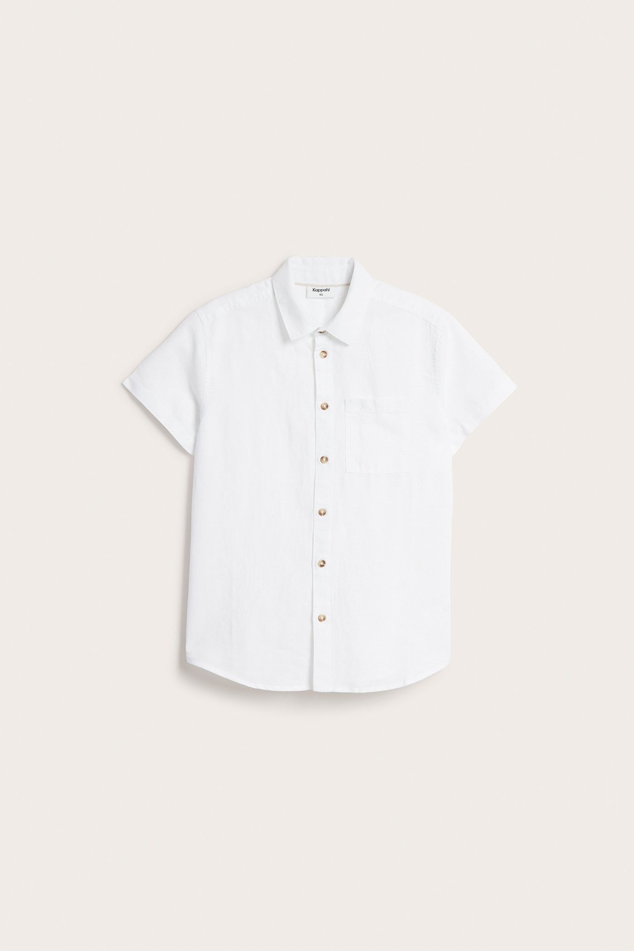 Frontvy av en vit kortärmad skjorta i linneblandning för barn, med bruna knappar och bröstficka.