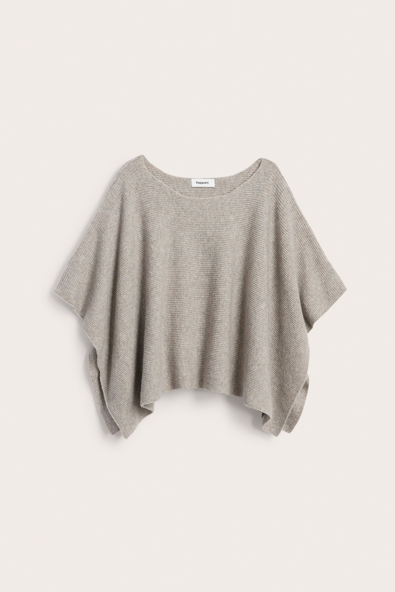 Widok z przodu beżowego, melanżowego, dzianinowego poncza z dekoltem łódkowym.