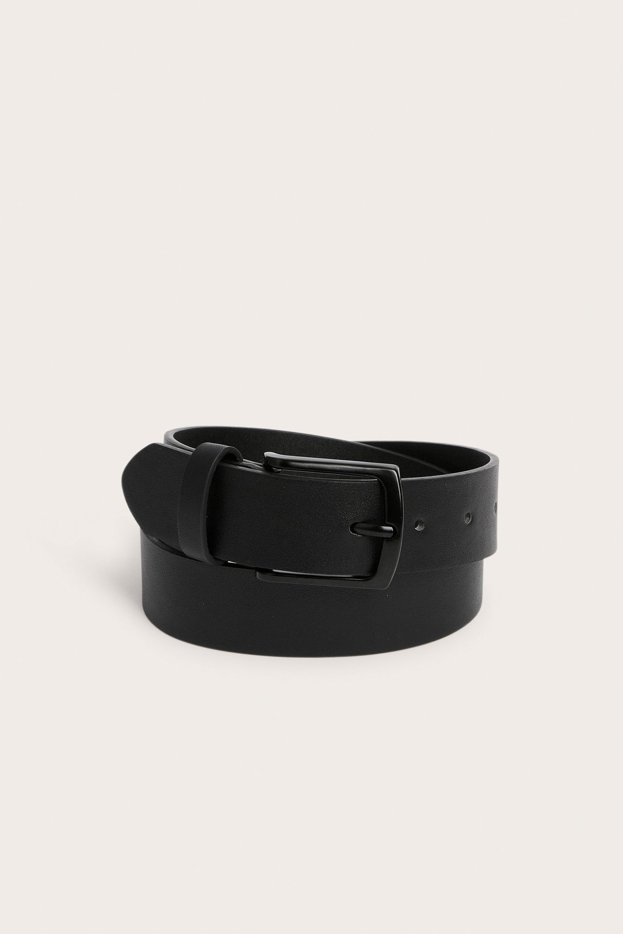 Widok z przodu czarnego paska PU z czarną metalową klamrą, zwiniętego na białym tle.