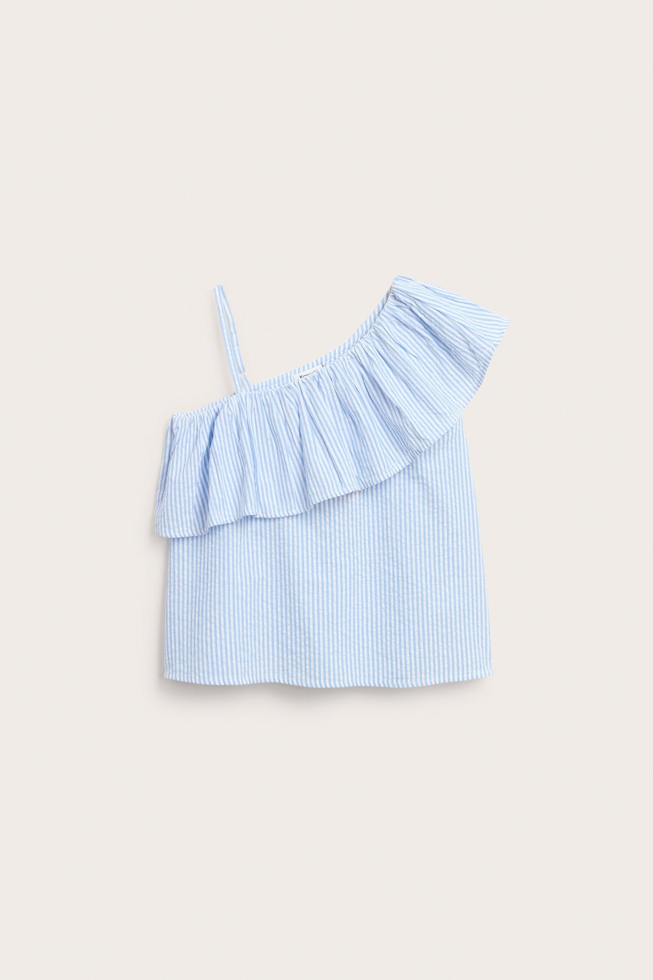 Widok z przodu: Bawełniany top na jedno ramię w biało-niebieskie paski, z falbanką i regulowanym ramiączkiem.