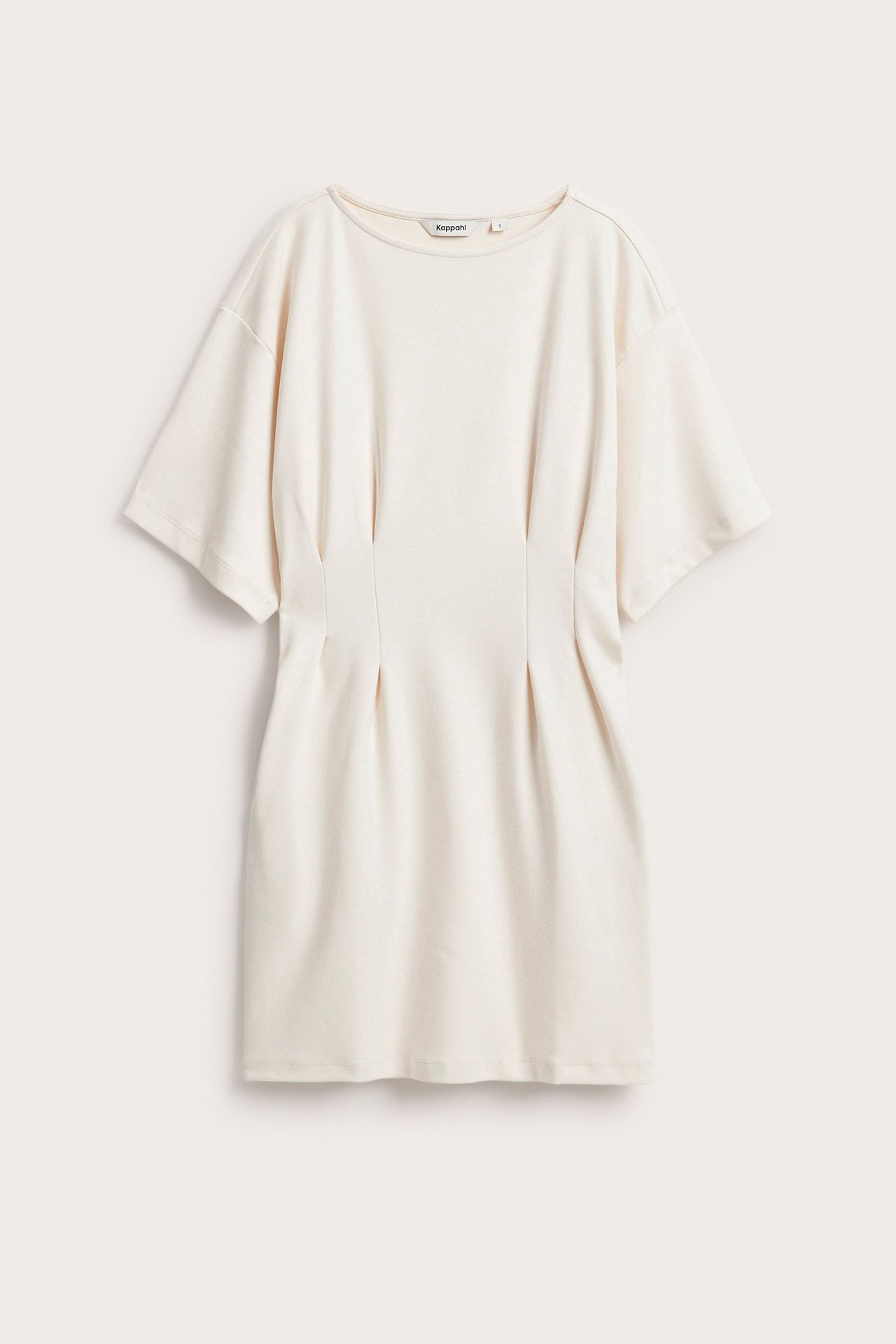 Framsida av en offwhite kort jerseyklänning med båthals och midjeveck.