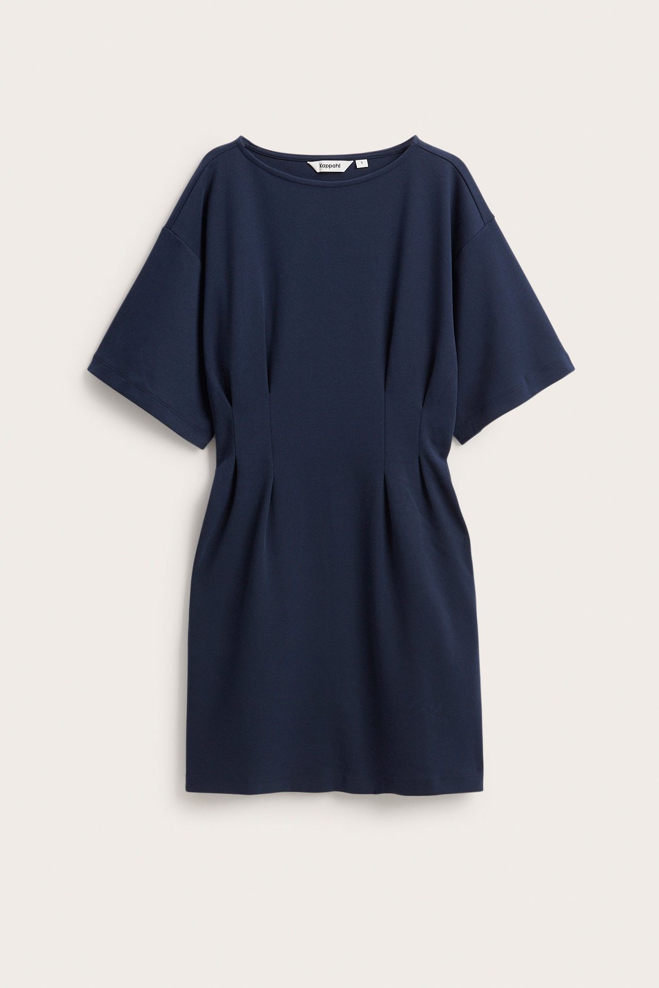 Frontvy: Mörkblå kort jerseyklänning med rund hals och veckade detaljer i midjan.