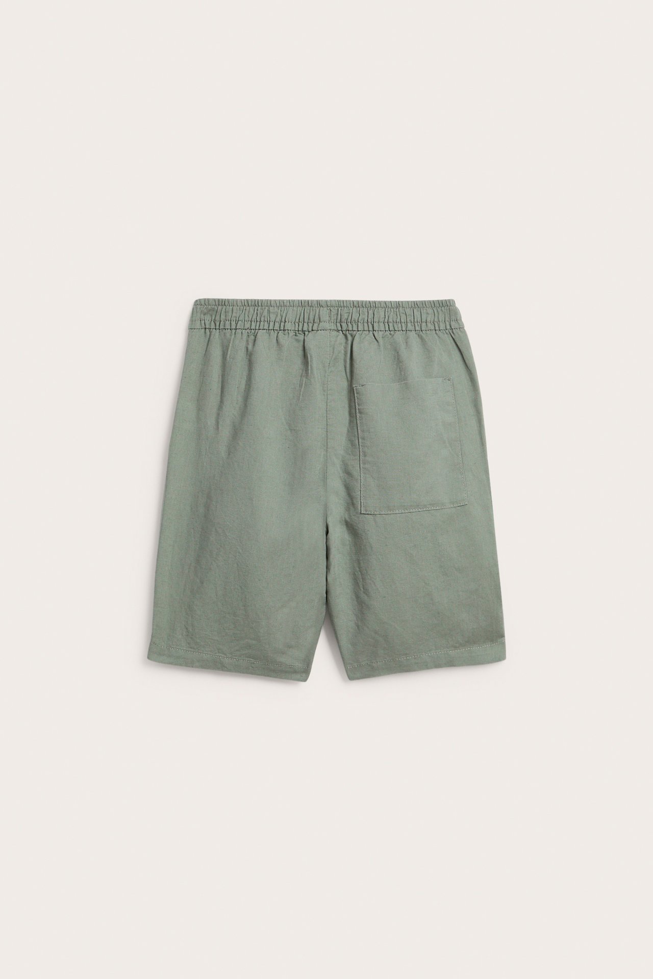 Takaa kuvatut vihreät pellavasekoiteshortsit, joissa on joustava vyötärö ja takatasku.