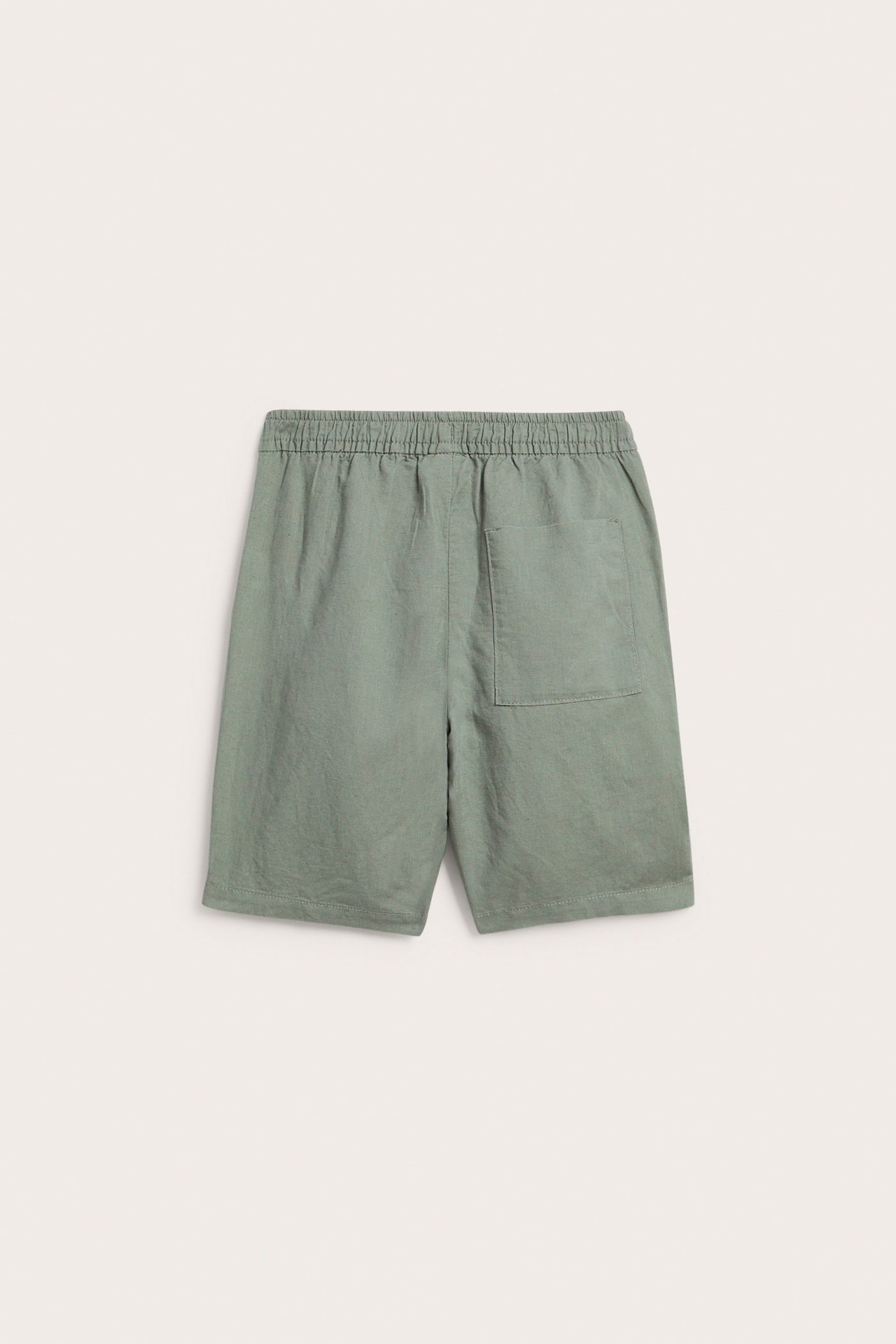 Takaa kuvatut vihreät pellavasekoiteshortsit, joissa on joustava vyötärö ja takatasku.