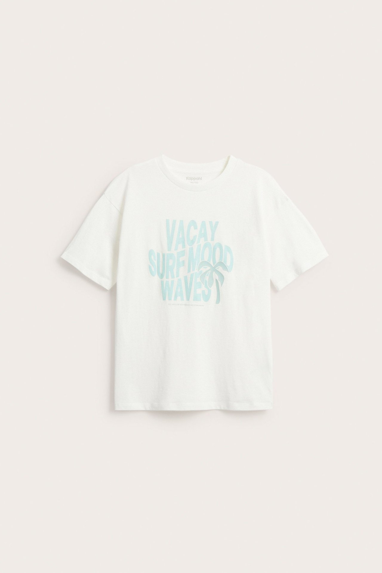 Edestä näkymä luonnonvalkoisesta oversized puuvilla-t-paidasta, jossa vaaleansininen 'VACAY SURF MOOD WAVES' -printti.