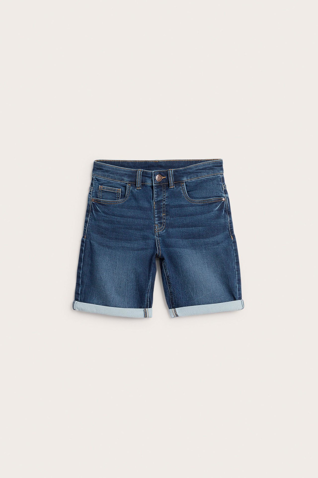 Widok z przodu: Ciemnoniebieskie elastyczne szorty dżinsowe dla dzieci z guzikiem i podwiniętymi nogawkami.