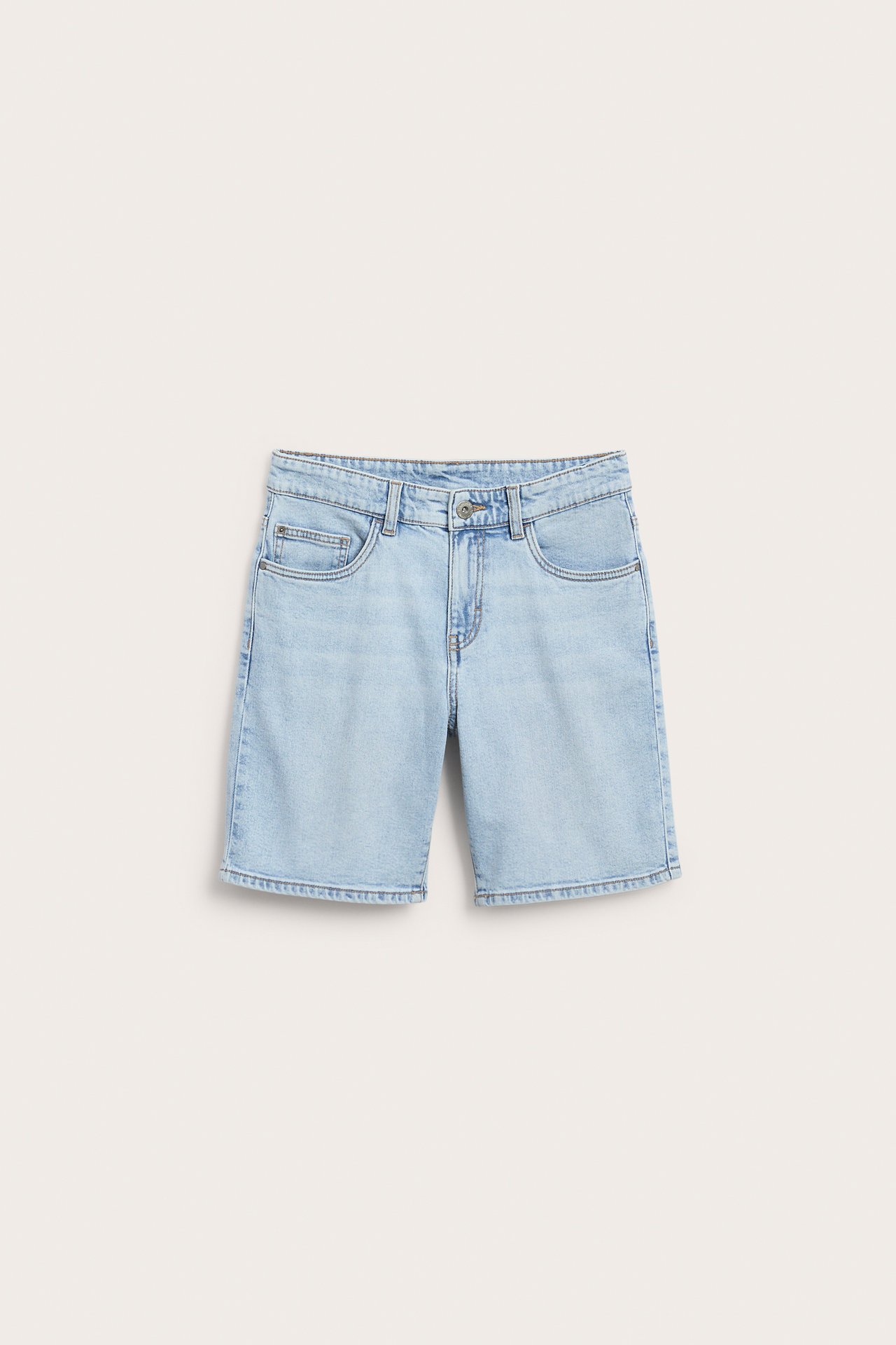 Frontbilde av lyseblå stretch-jeansshorts med knapp- og glidelåslukking.