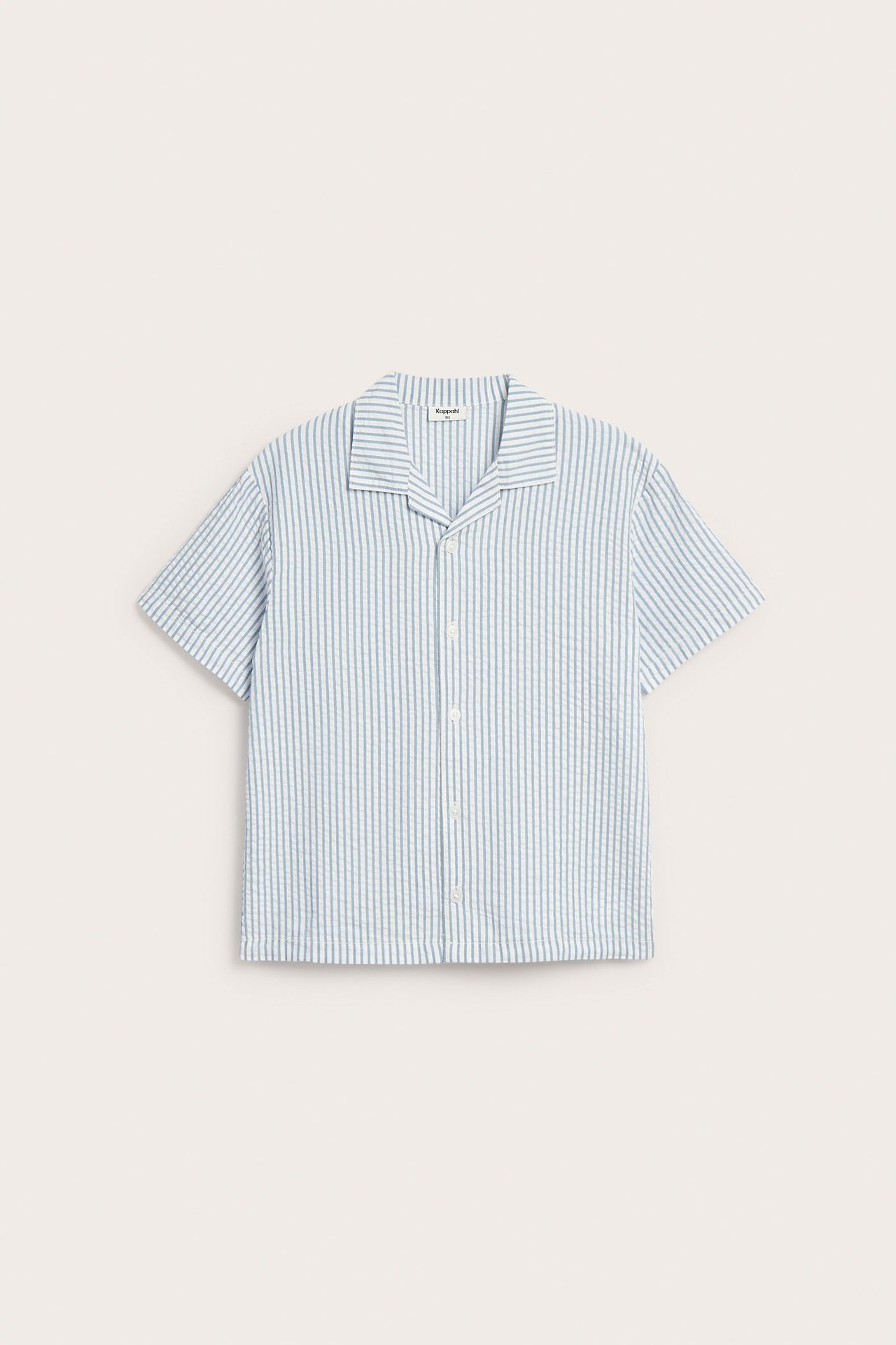 Framsida av en blå- och vitrandig kortärmad bäckeböljeskjorta i bomull med vita knappar.