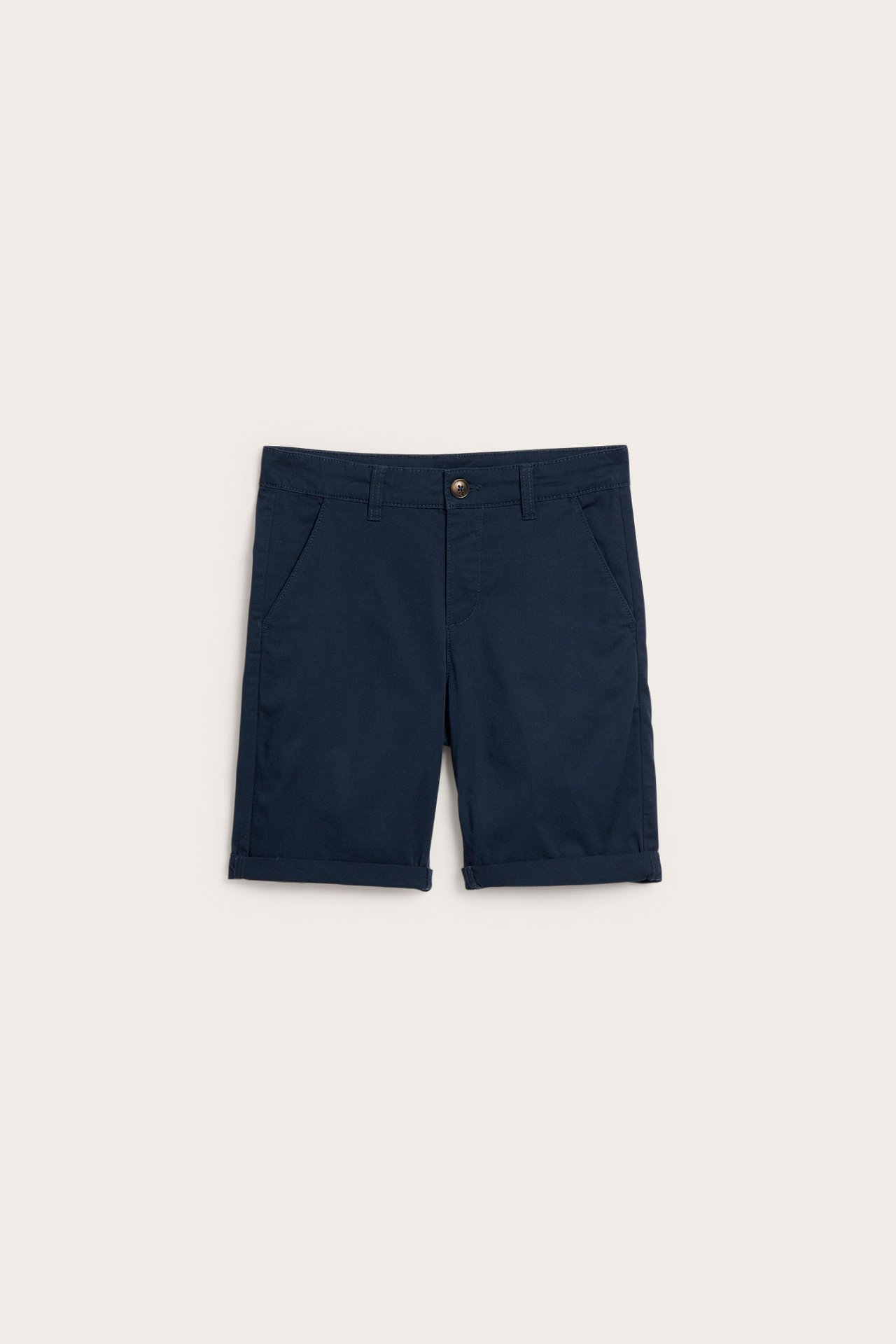 Widok z przodu granatowych szortów chinosów z bawełnianego twillu z guzikiem i podwiniętymi nogawkami.