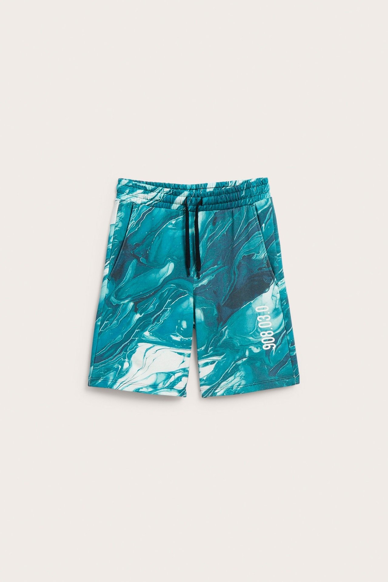 Widok z przodu: Szorty dresowe ecru z niebieskim marmurkowym wzorem, z kieszeniami i czarnym sznurkiem.
