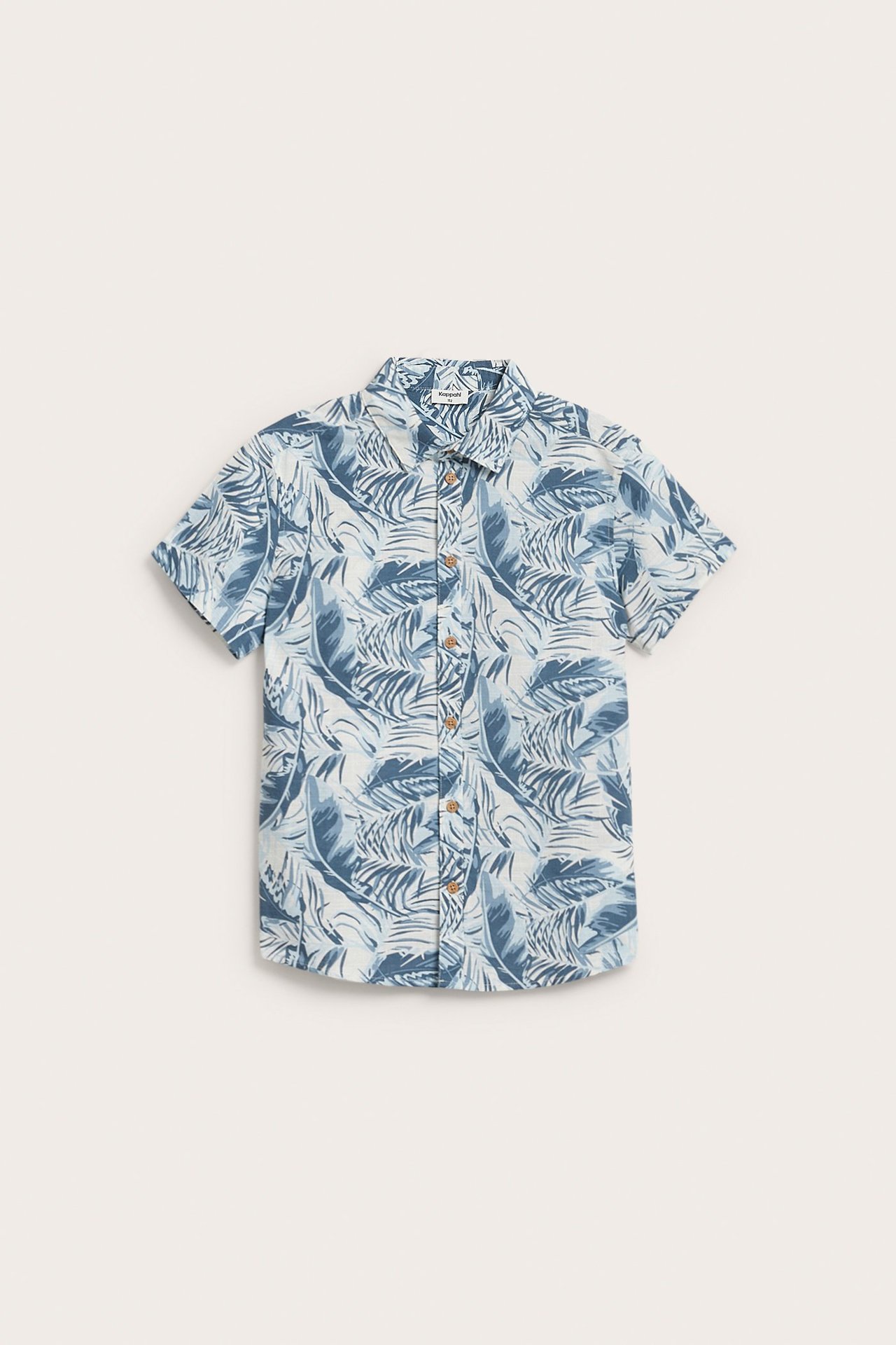 Widok z przodu: Białawy, krótki rękaw, bawełniana koszula z niebieskim wzorem liści i guzikami.