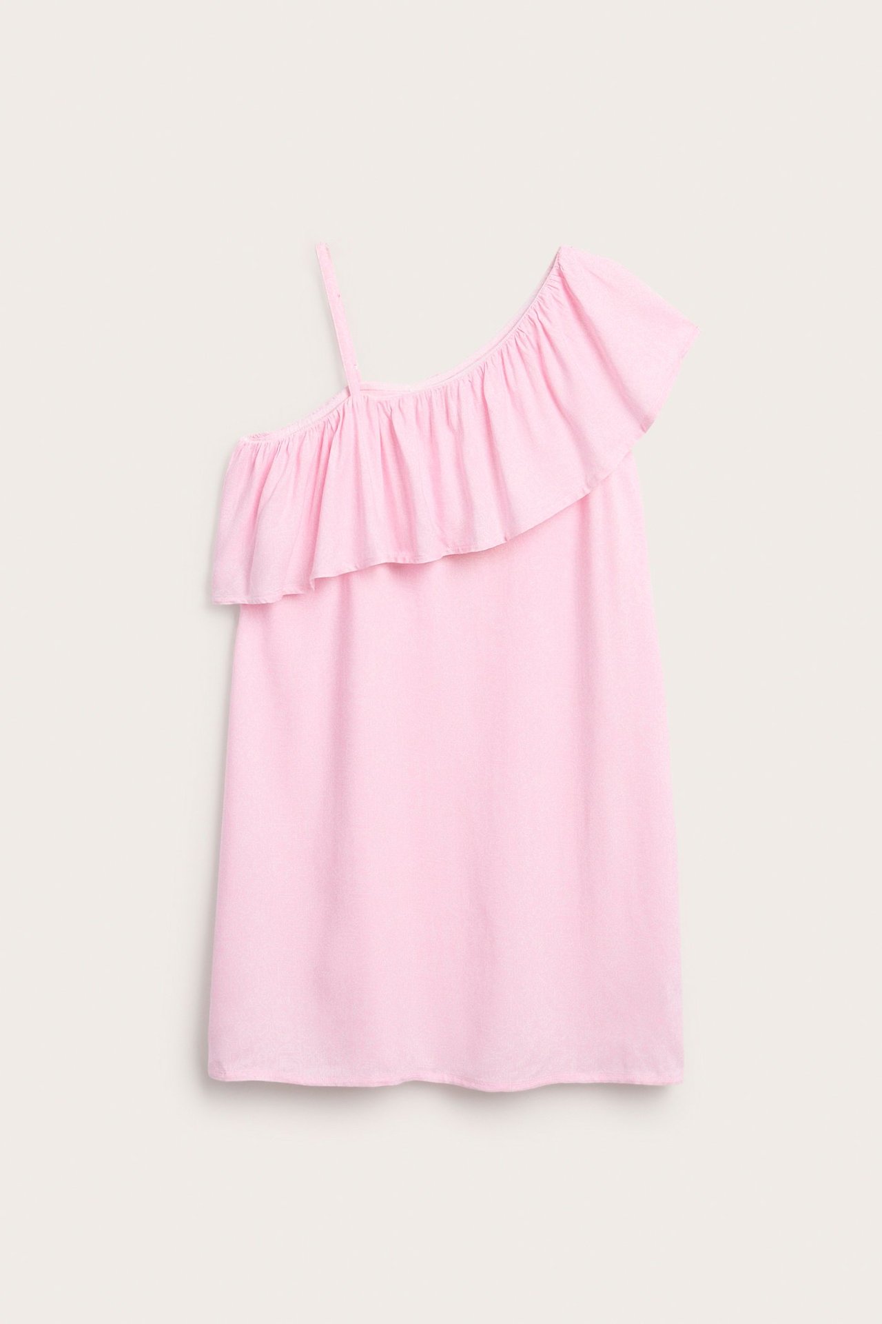 Widok z przodu: Różowa wiskozowa sukienka dla dziecka na jedno ramię, z falbaną i regulowanym ramiączkiem.