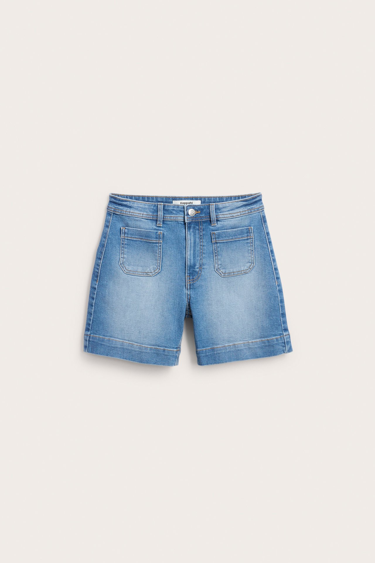 Framifrån, ljusa denimshorts med utanpåfickor, knapp och dragkedja.