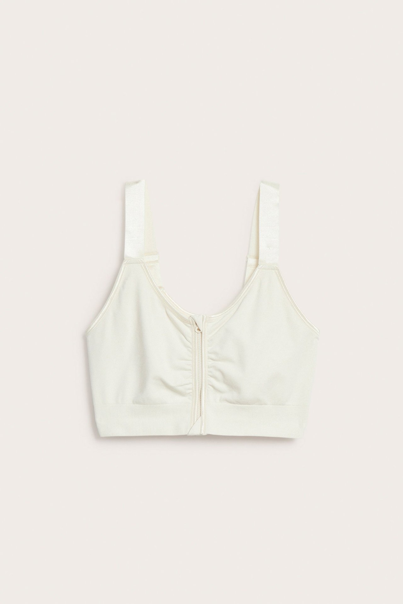 Forfra, offwhite sømløs bøylefri BH med brede stropper og glidelås foran.