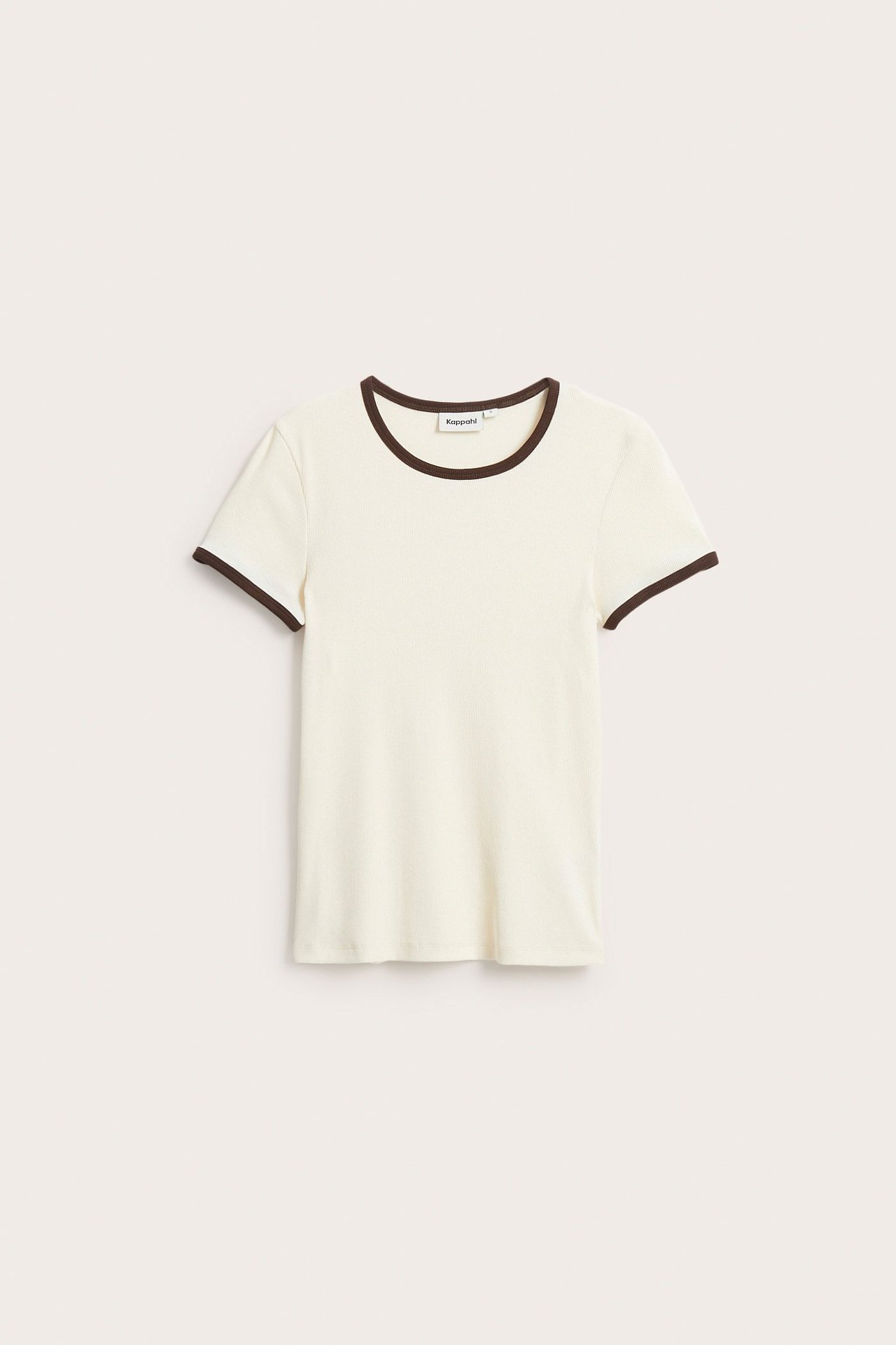 Edestä näkymä naisten luonnonvalkoisesta ribbineuleisesta lyhythihaisesta paidasta, jossa tummanruskea kontrastireunus.