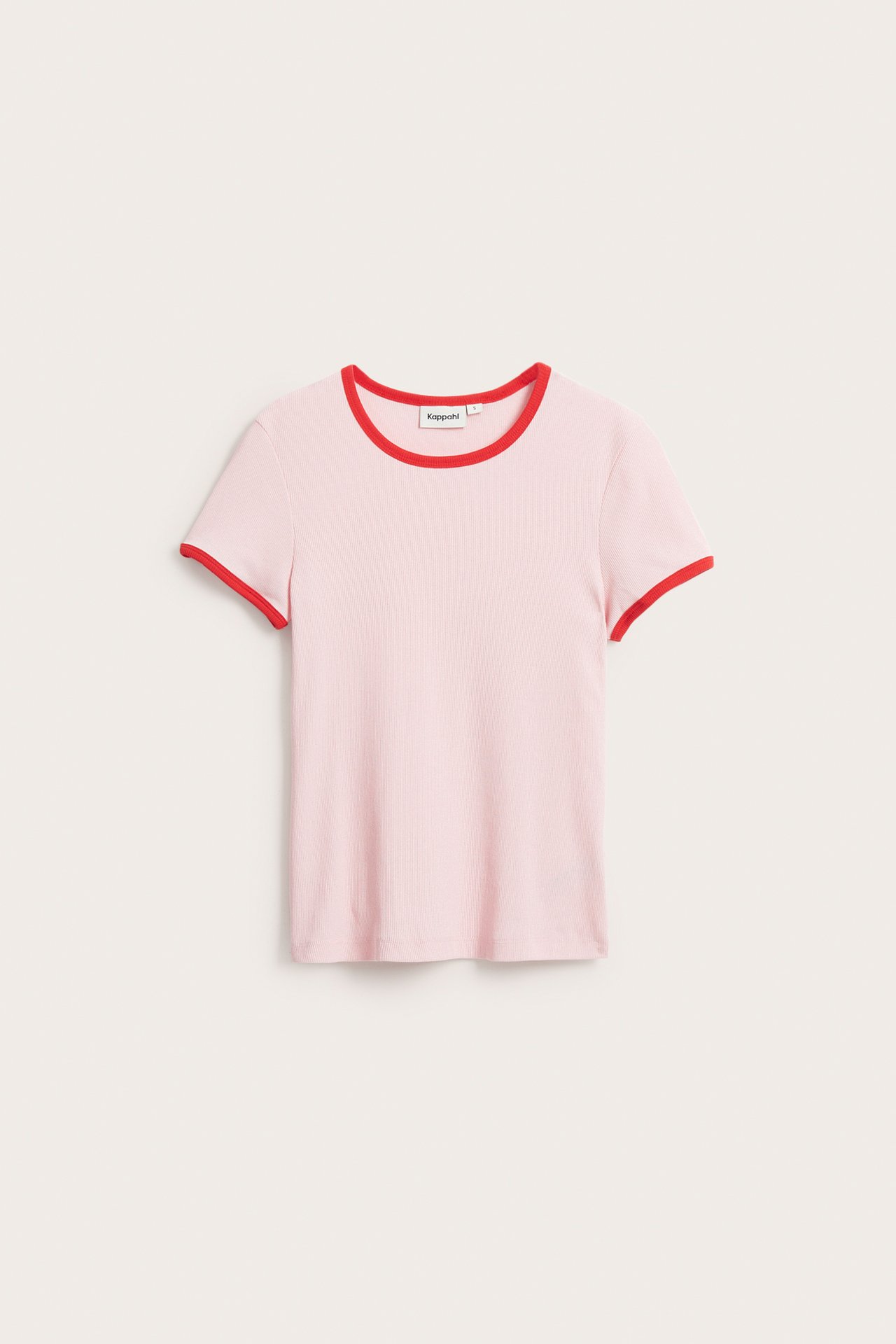 Frontvisning av en rosa ribbet kortermet topp med røde kontrastkanter.