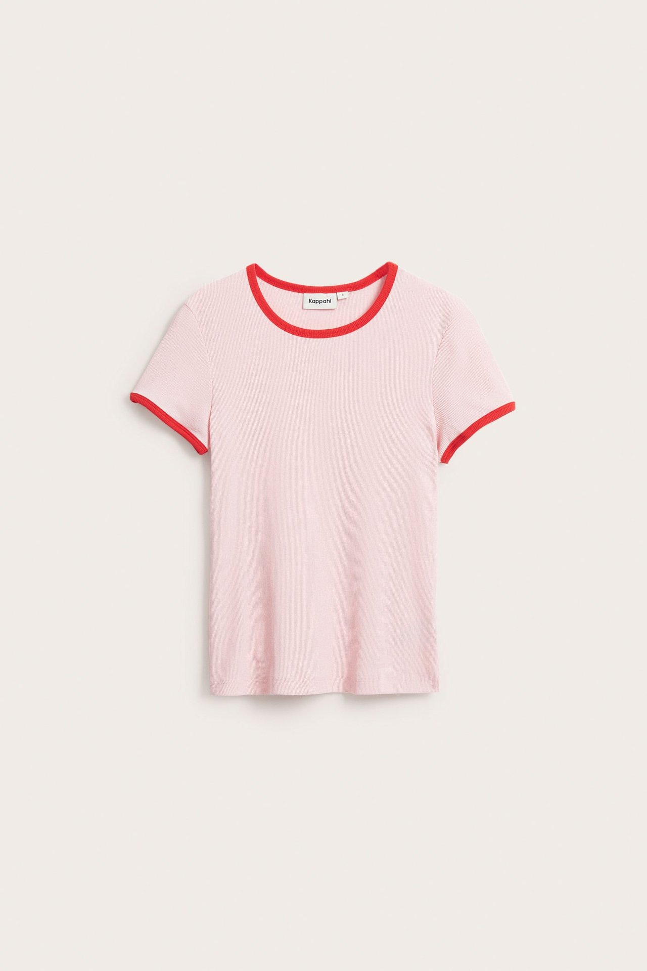 Edestäpäin, vaaleanpunainen ribattu lyhythihainen toppi punaisilla kontrastireunoilla.