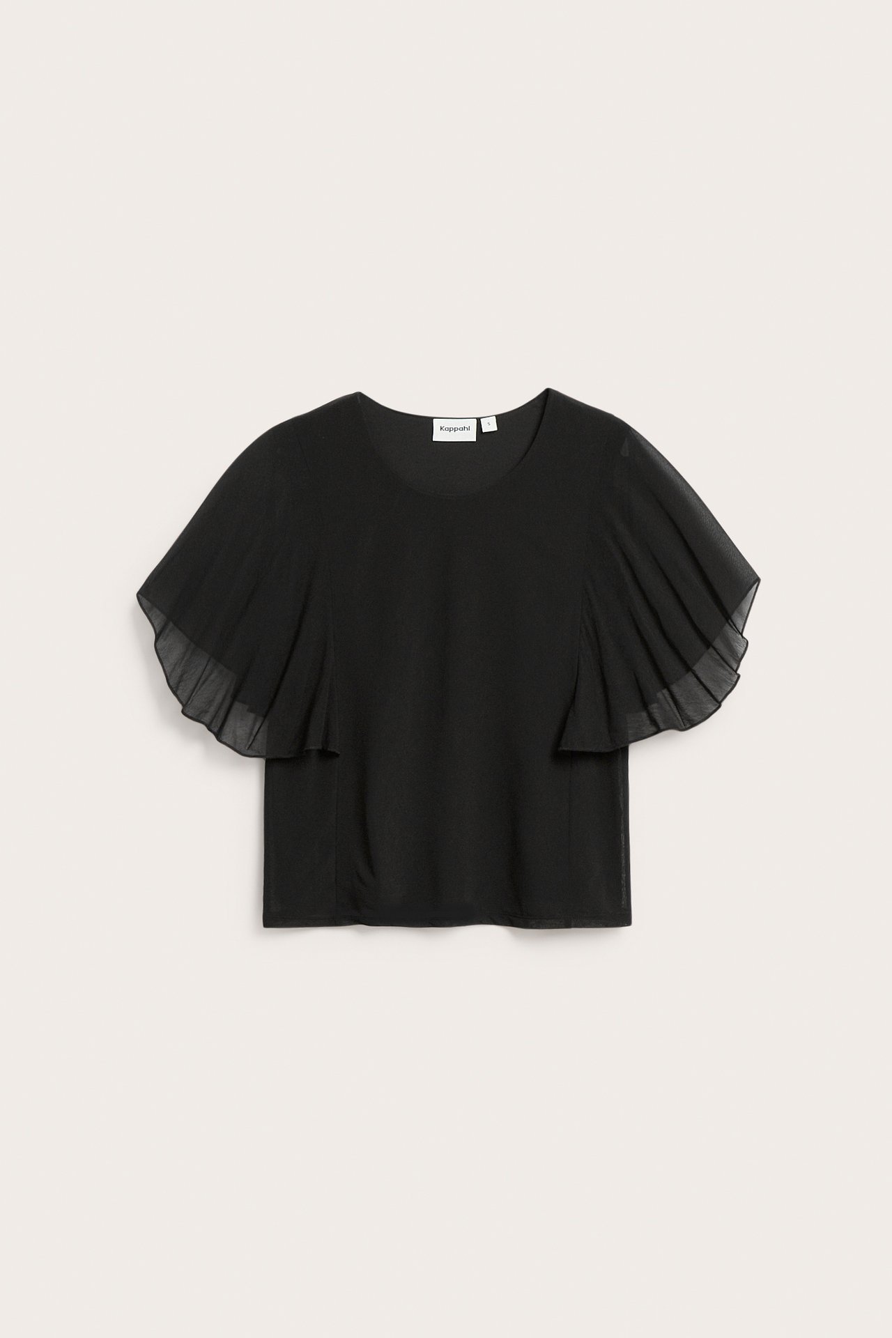 Framsida av en svart topp med rund hals och korta, skira, plisserade änglaärmar.