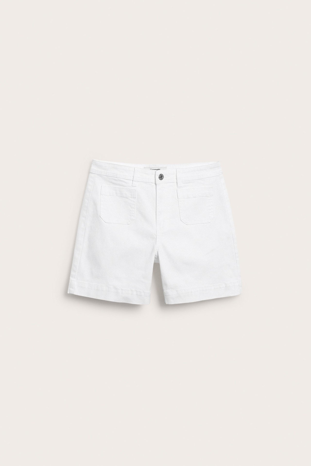 Frontvy av vita twillshorts med framfickor och knappstängning.