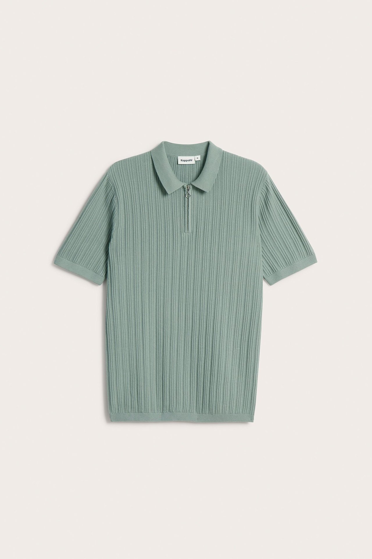 Widok z przodu jasnooliwkowej, prążkowanej męskiej koszulki polo z krótkim rękawem i zamkiem.