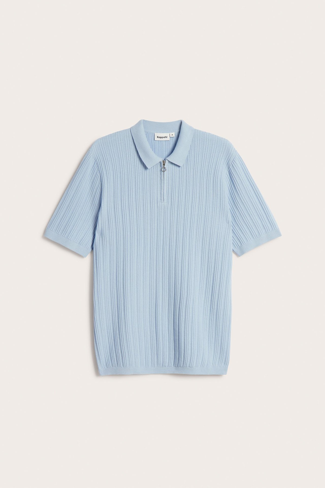 Frontvisning av en lyseblå kortermet ribbestrikket bomulls-pologenser med halv glidelås.