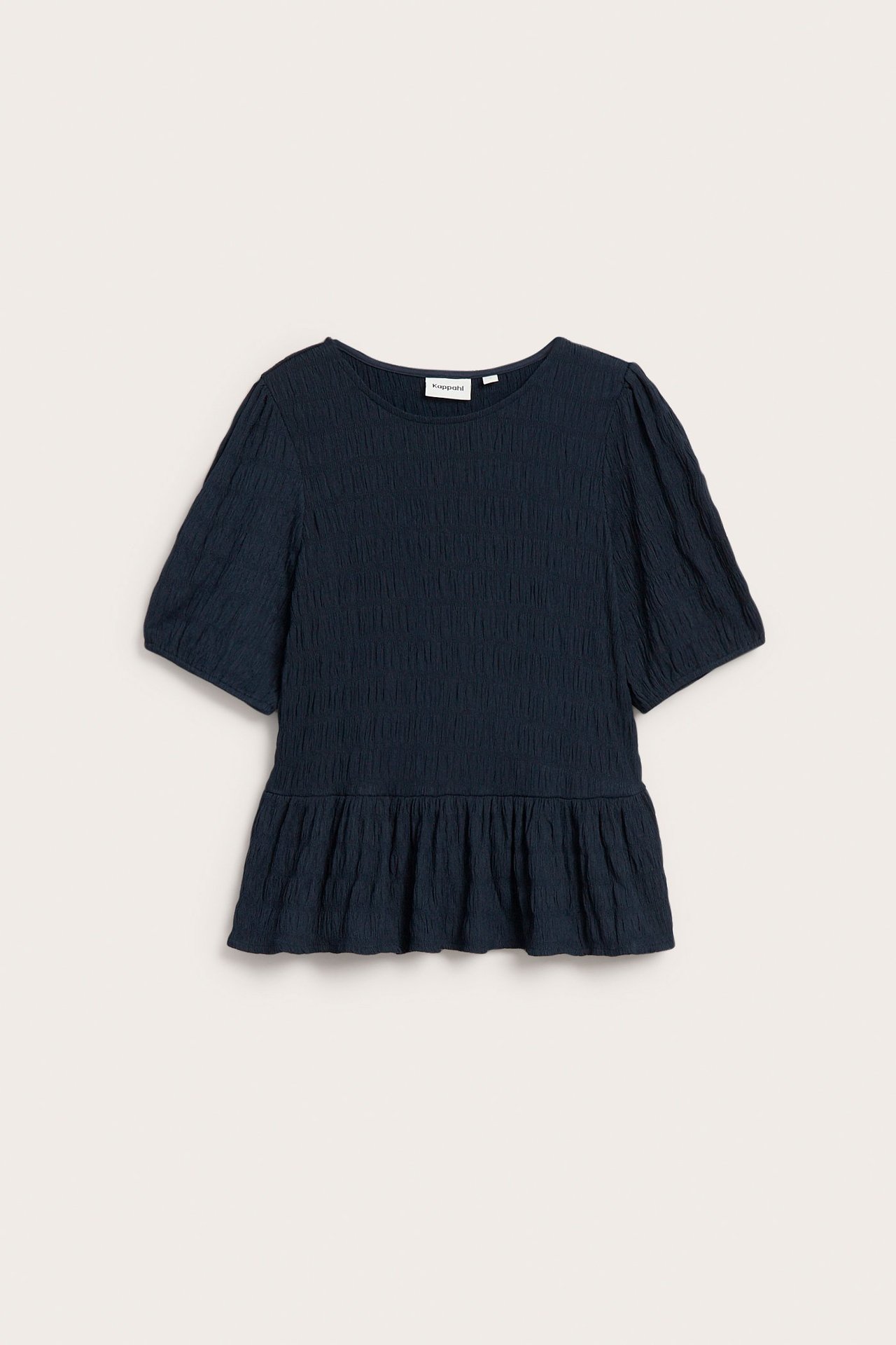 Frontvisning av en mørkeblå strukturert løs topp med korte puffermer og peplumkant.