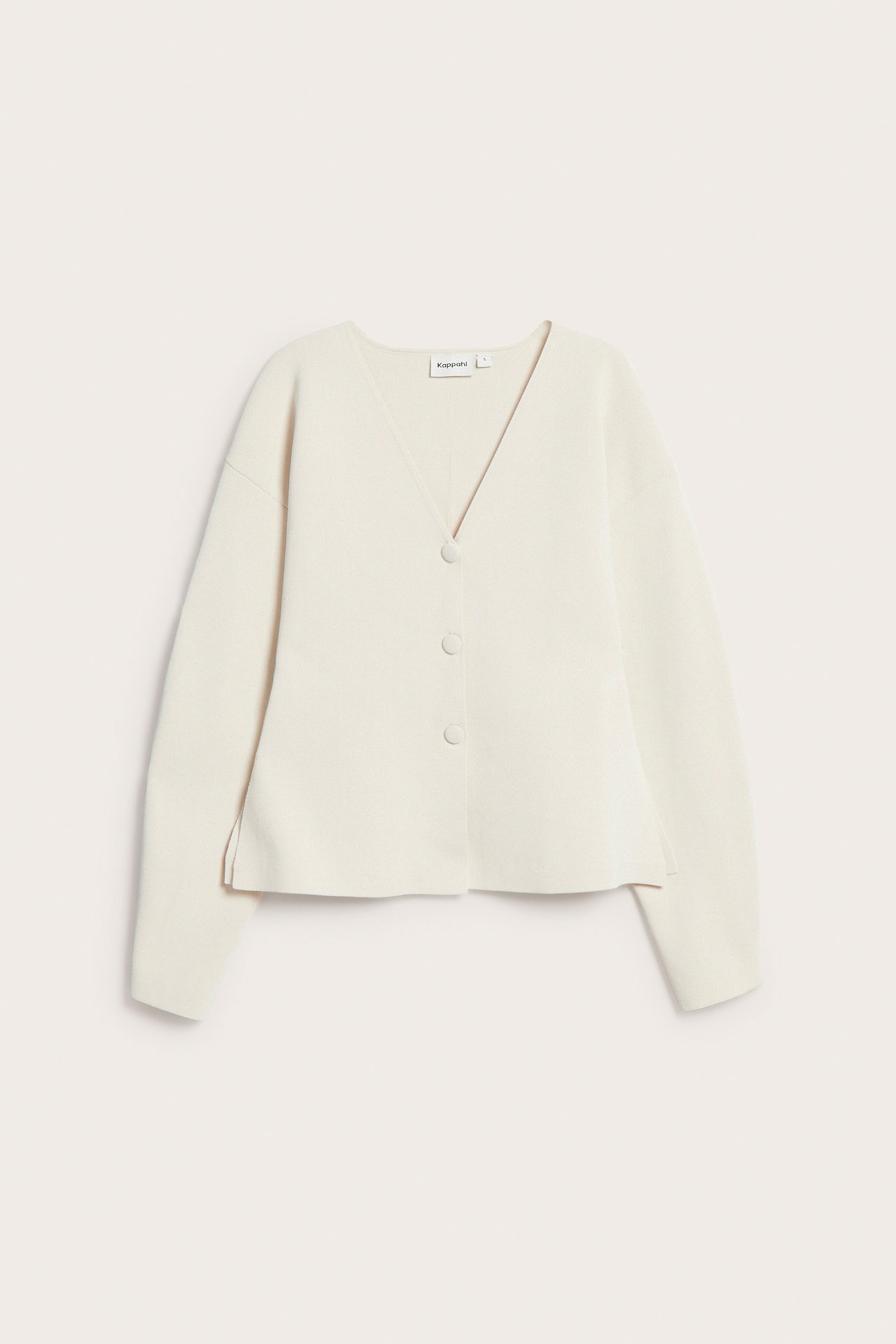 Forfra: Offwhite formet cardigan i polyesterblanding med lange ermer, V-hals og tre knapper.