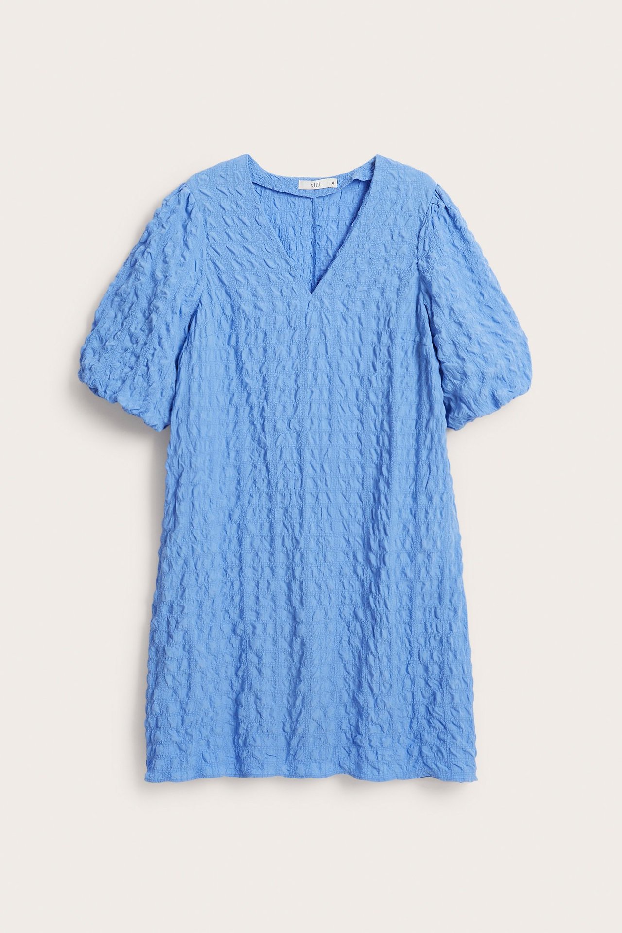 Framifrån, knälång blå klänning med struktur, V-ringning och korta puffärmar.