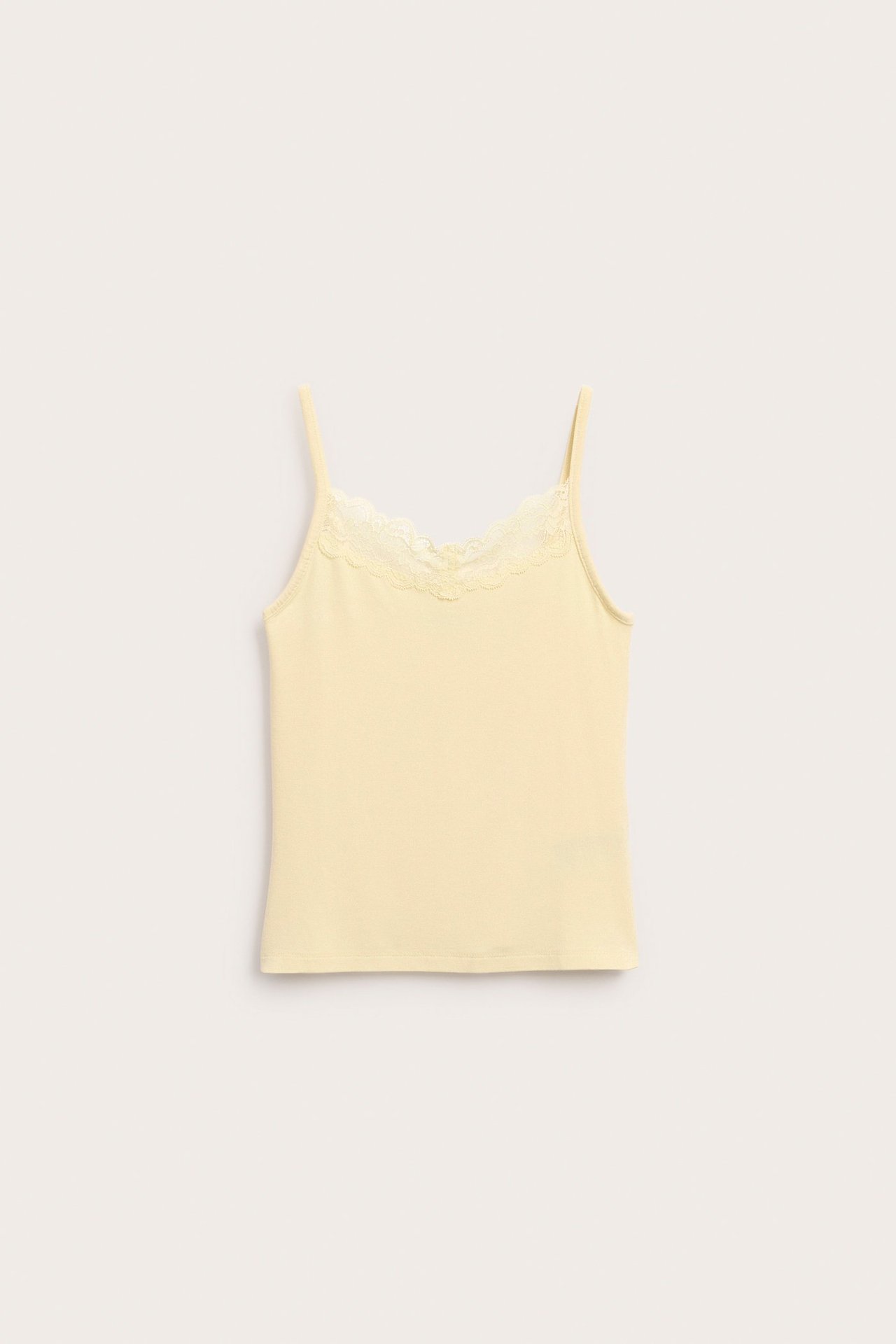 Widok z przodu: jasnożółta koszulka dziecięca na ramiączkach, z koronkowym dekoltem V.