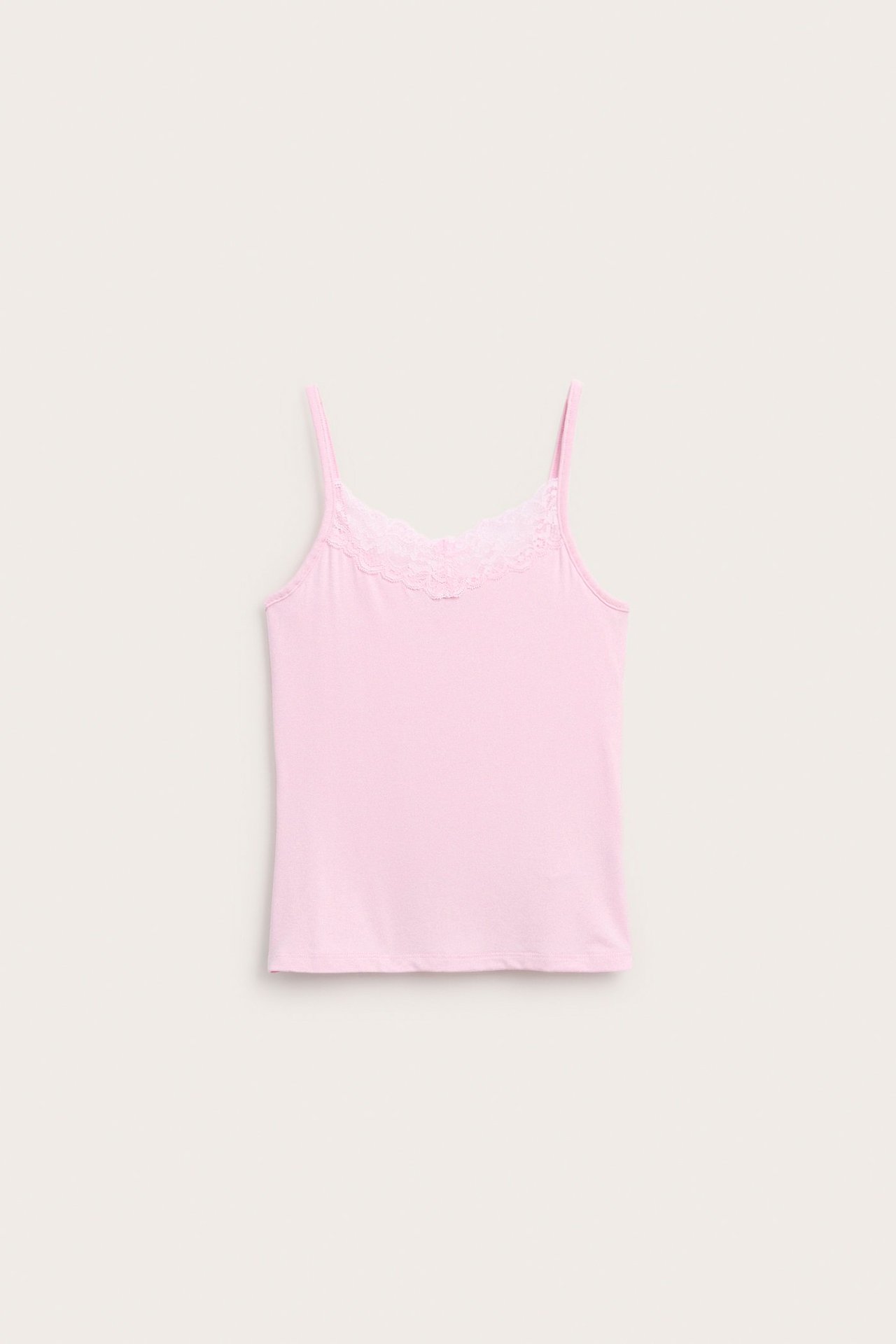 Widok z przodu: różowy dziecięcy top na ramiączkach z koronkowym dekoltem.