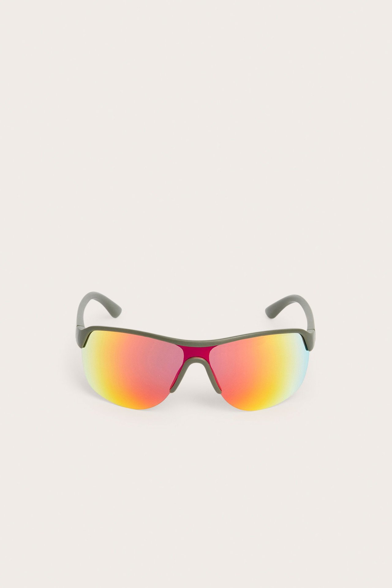 Edestäpäin tummanvihreät urheilulliset muoviset aurinkolasit monivärisillä peililinsseillä.