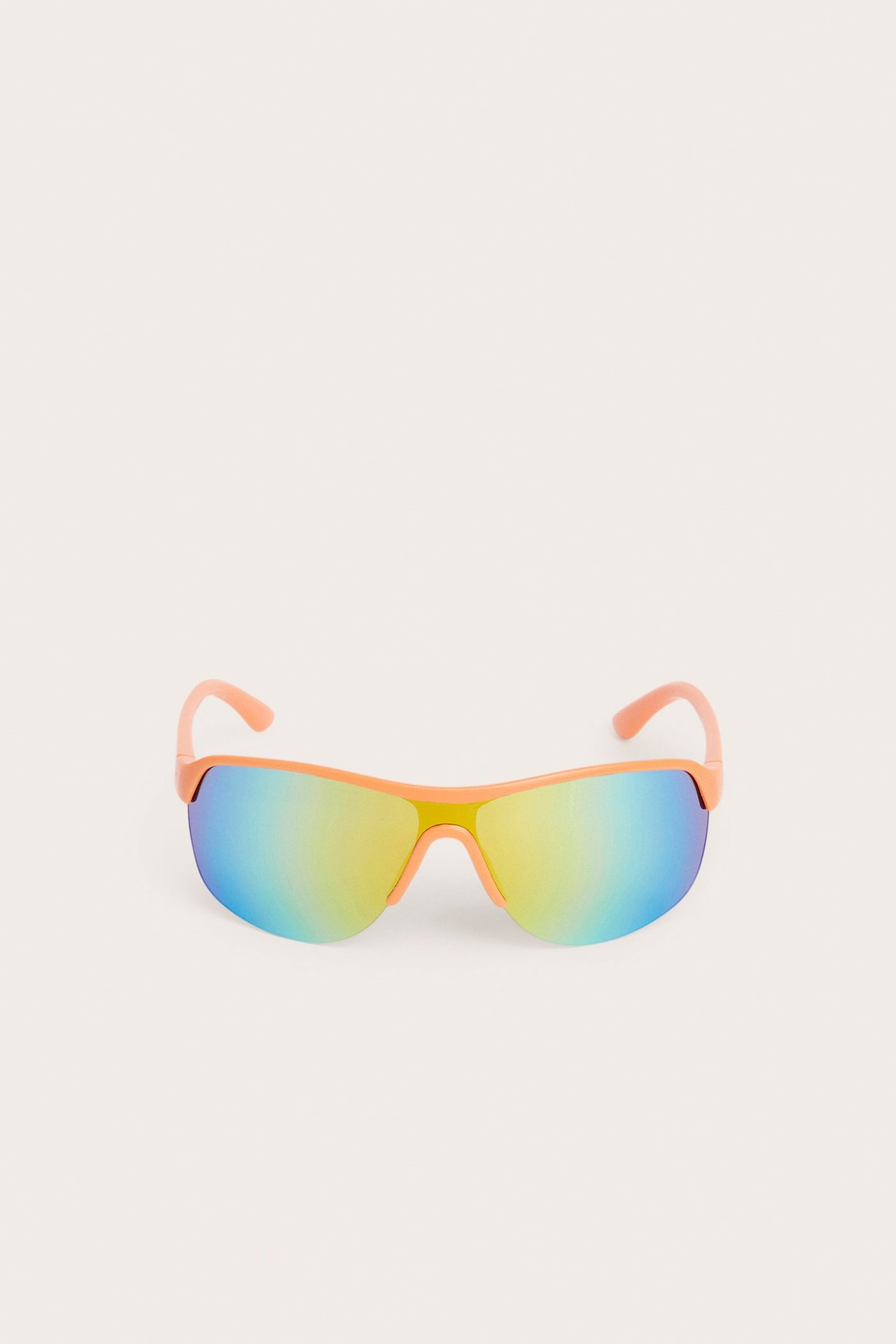 Edestä: oranssit urheiluaurinkolasit muovikehyksellä ja värikkäillä peililinsseillä.