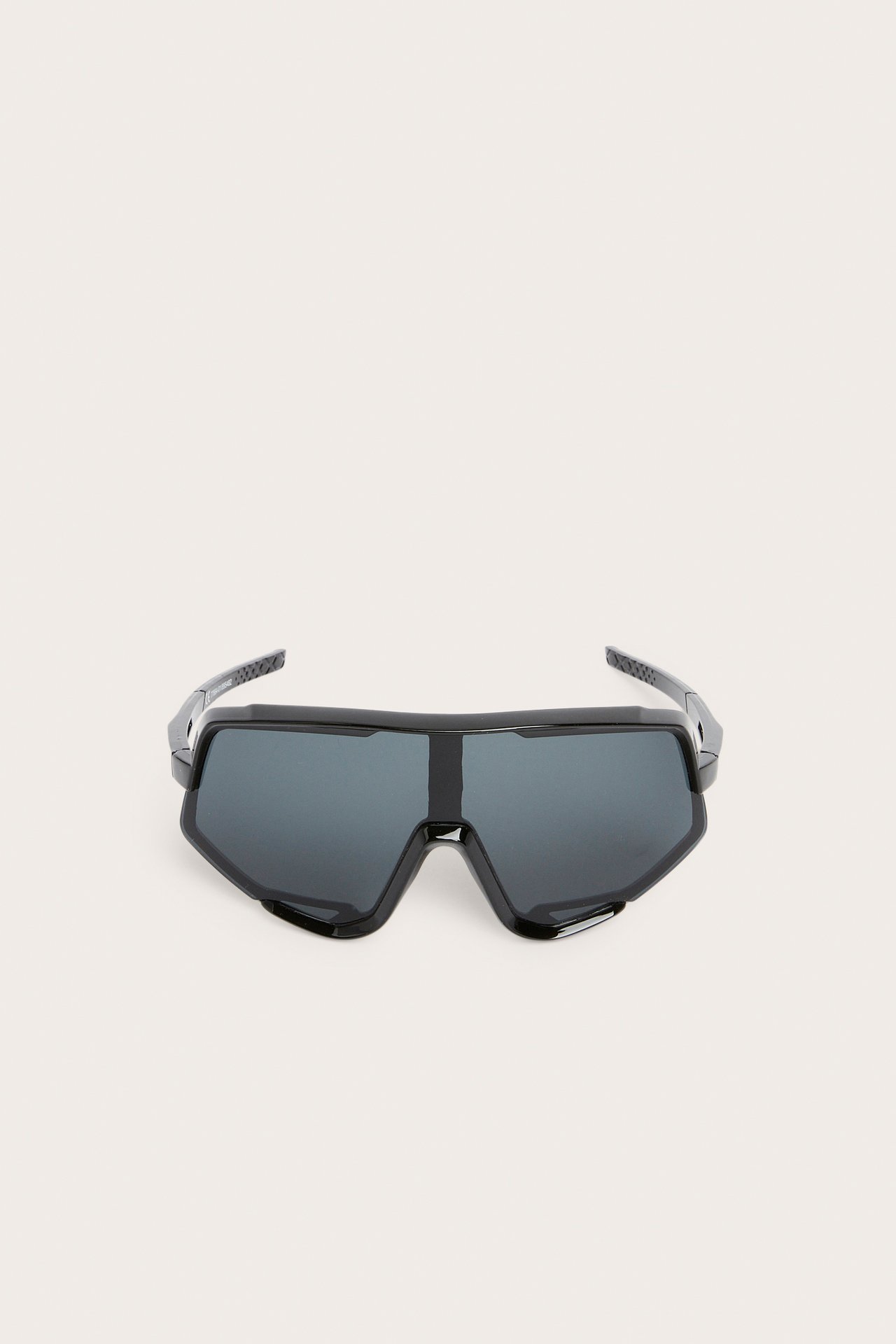 Sportowe czarne plastikowe okulary przeciwsłoneczne z ciemnymi soczewkami, widok z przodu.