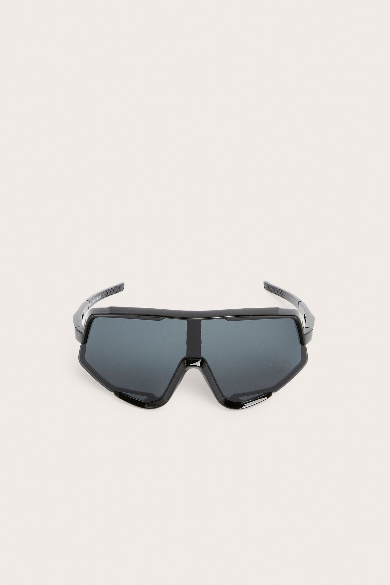 Sportowe czarne plastikowe okulary przeciwsłoneczne z ciemnymi soczewkami, widok z przodu.