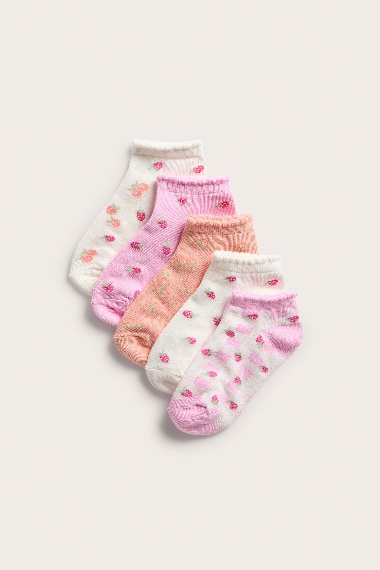 Widok z góry: pięć par krótkich skarpetek w różu, bieli i pomarańczu, z owocowymi wzorami.