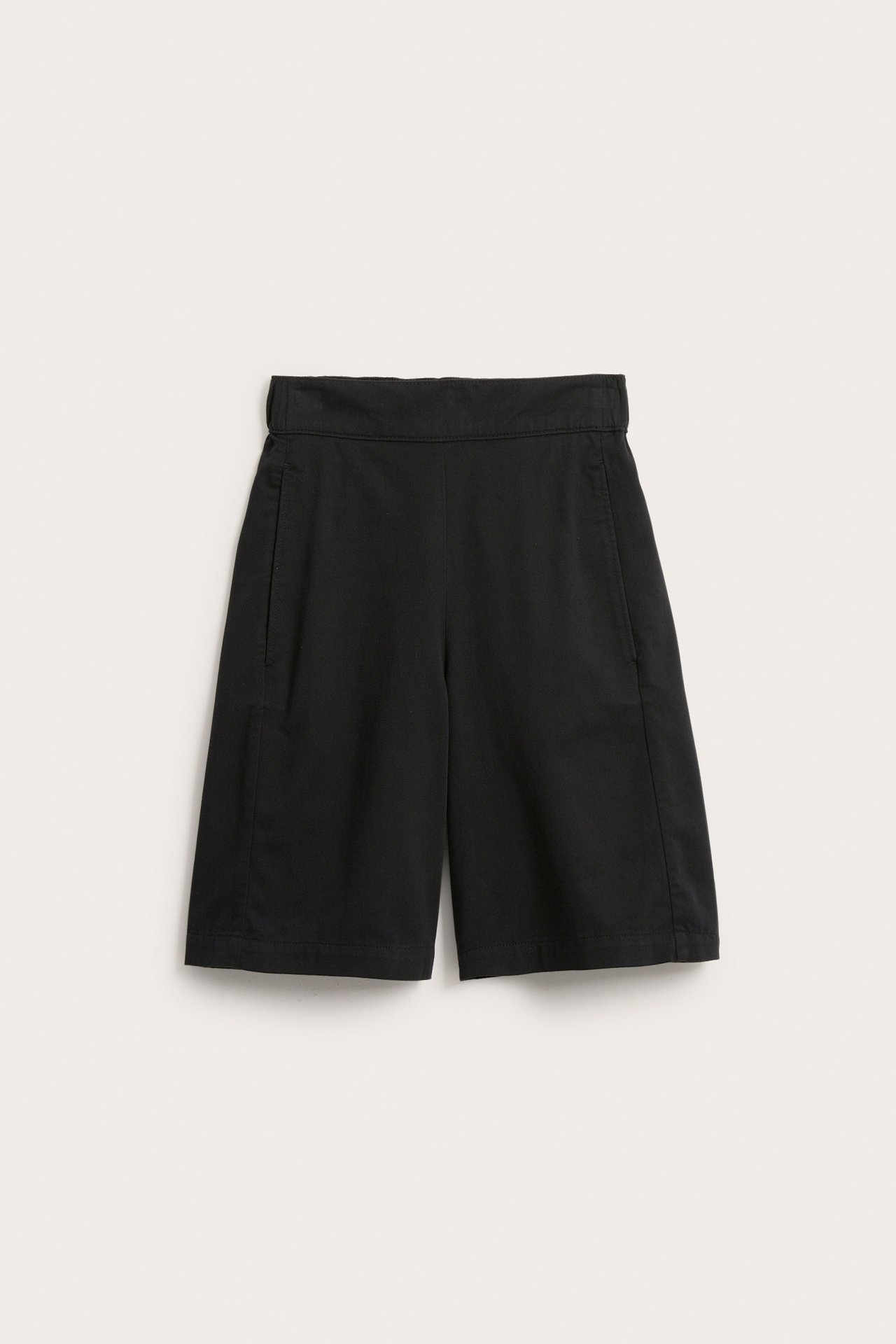 Edestä, mustat bermudashortsit lyocell-puuvillasekoitetta. Korkea vyötärö, leveät lahkeet, sivutaskut.