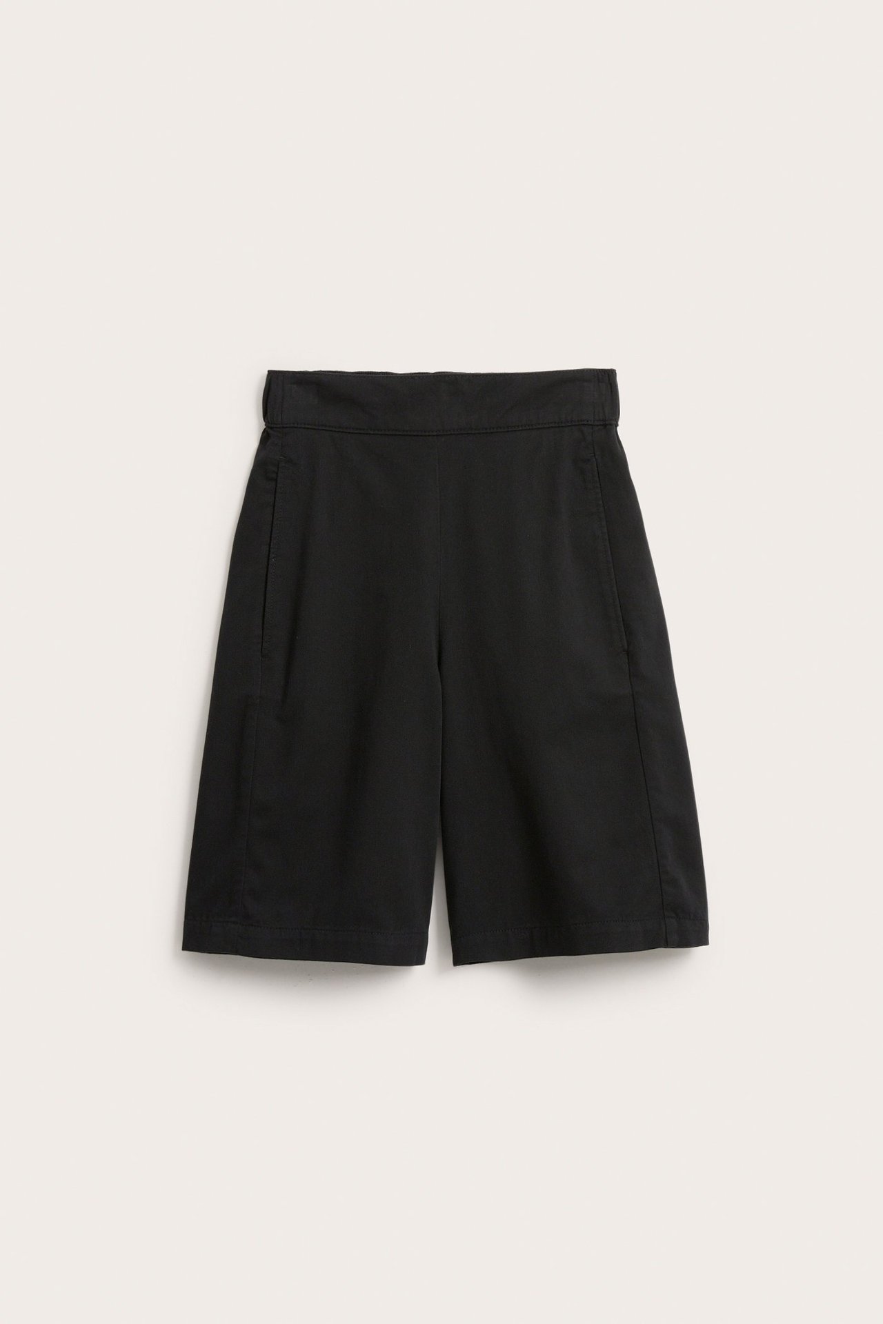 Edestä, mustat bermudashortsit lyocell-puuvillasekoitetta. Korkea vyötärö, leveät lahkeet, sivutaskut.