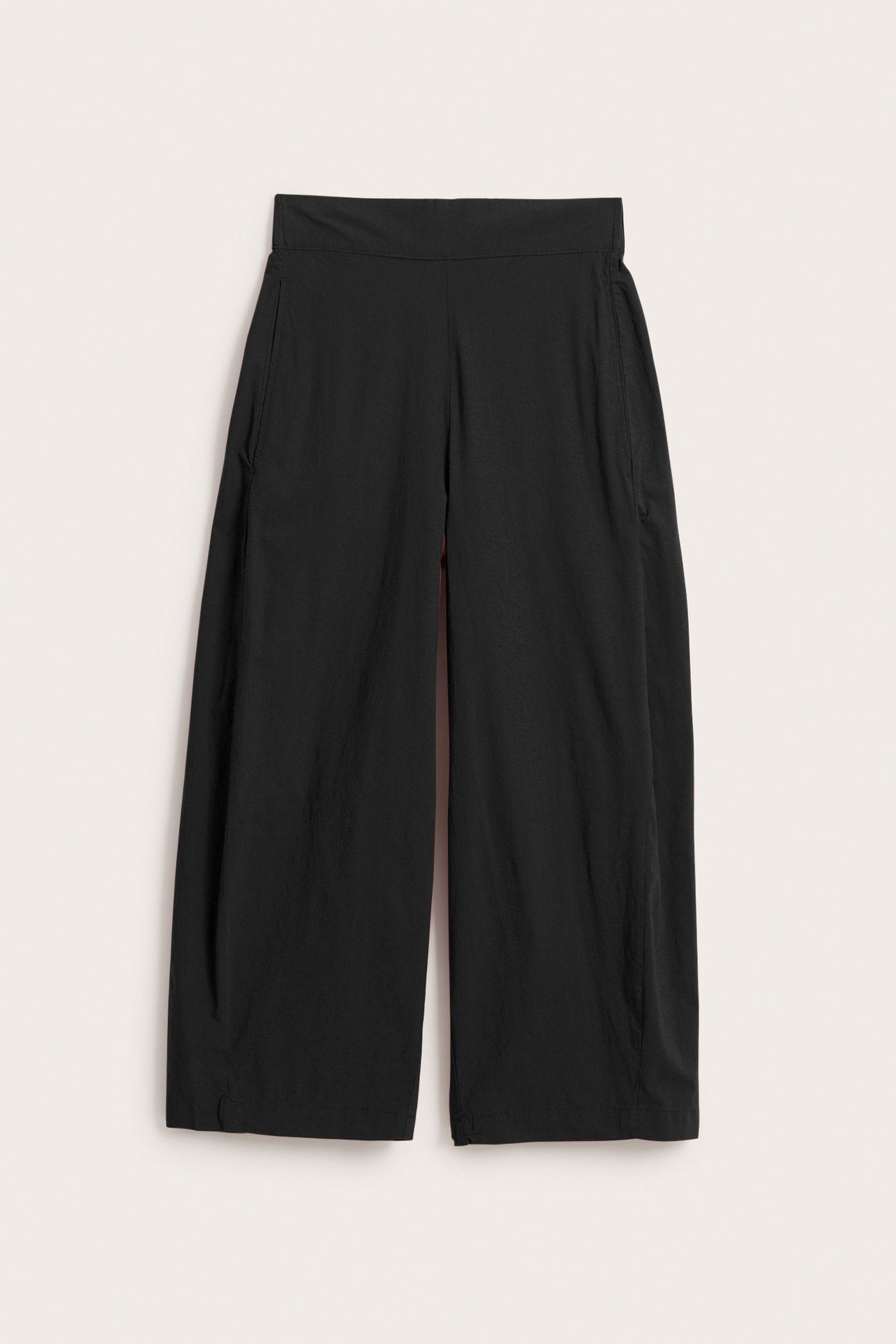 Edestä kuvatut mustat popliini barrel-fit -housut sivutaskuilla ja joustovyötäröllä.