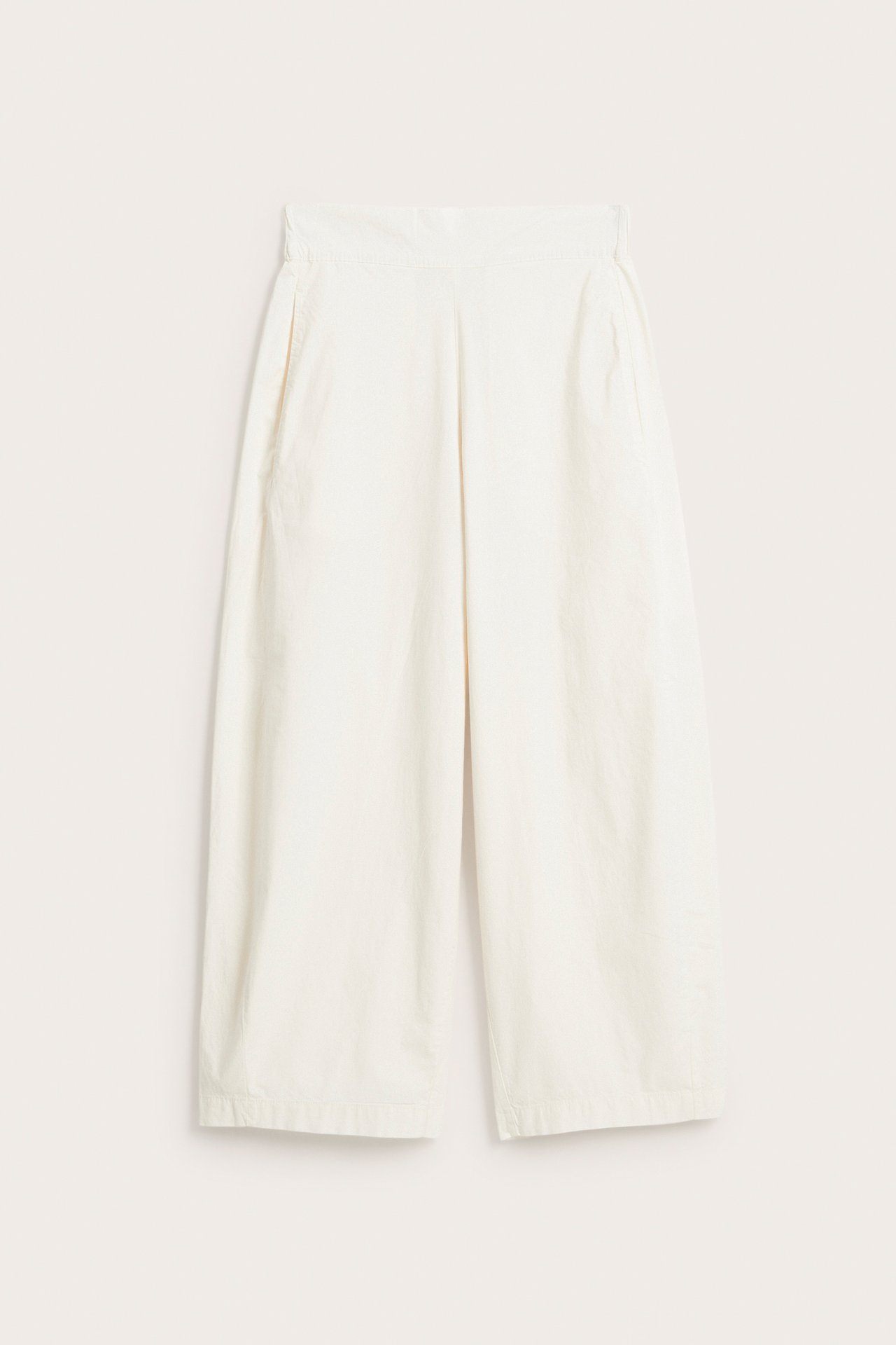 Edestäpäin valkoiset popliinikangasta olevat barrel-fit-housut sivutaskuilla.