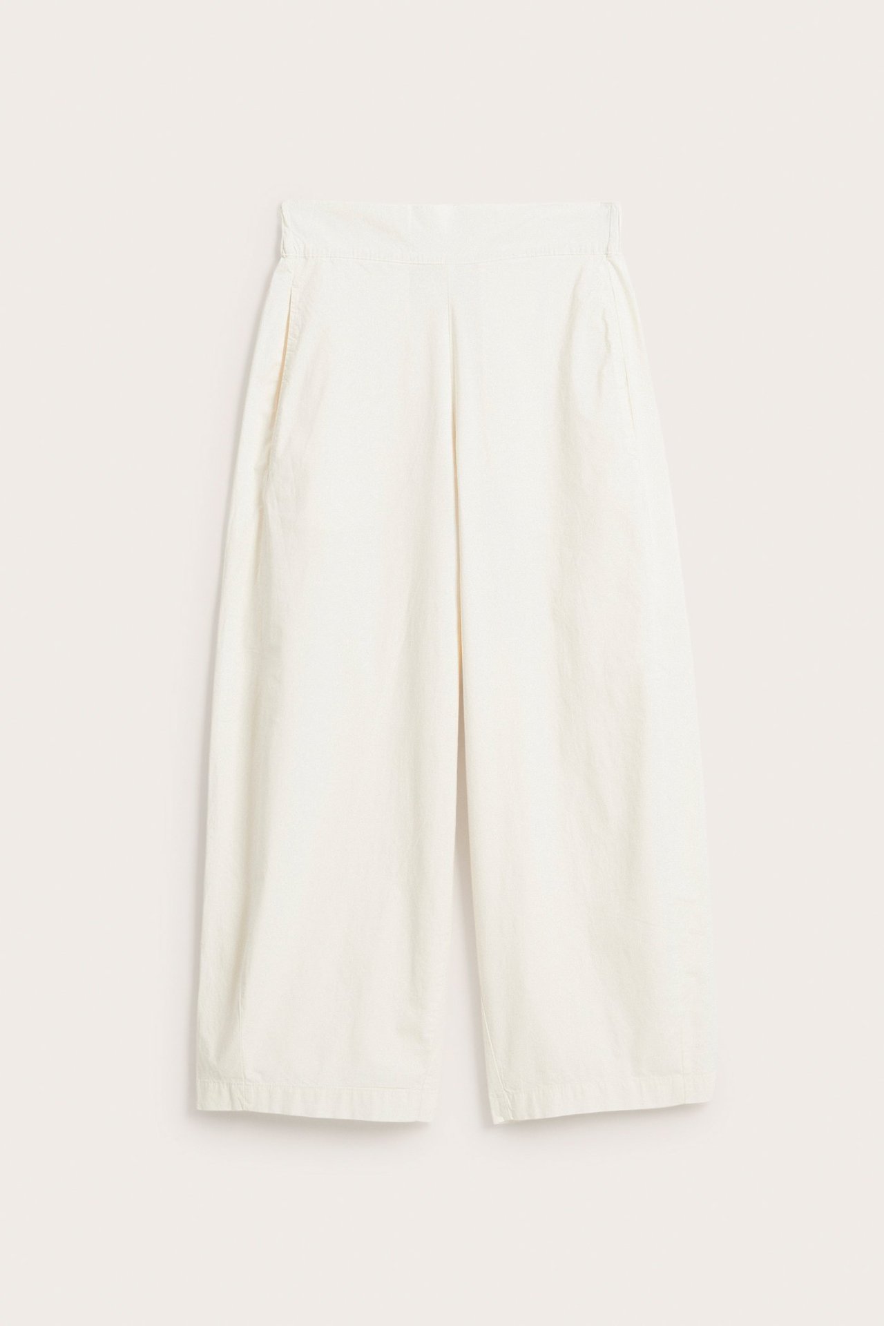 Edestäpäin valkoiset popliinikangasta olevat barrel-fit-housut sivutaskuilla.