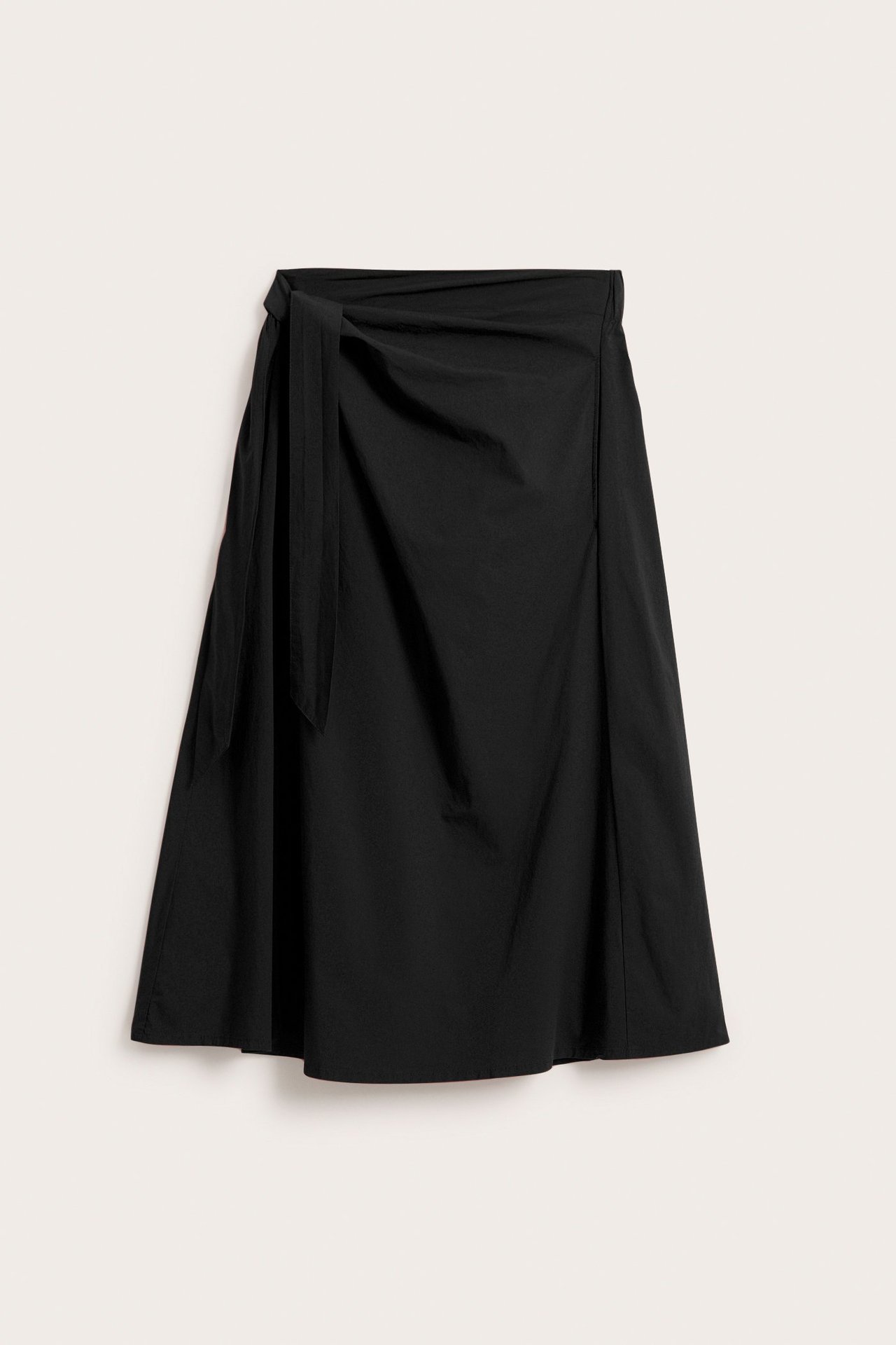 Edestä: Musta A-linjainen popliini-kietauluhame sivusidoksella ja joustavalla takavyötäröllä.