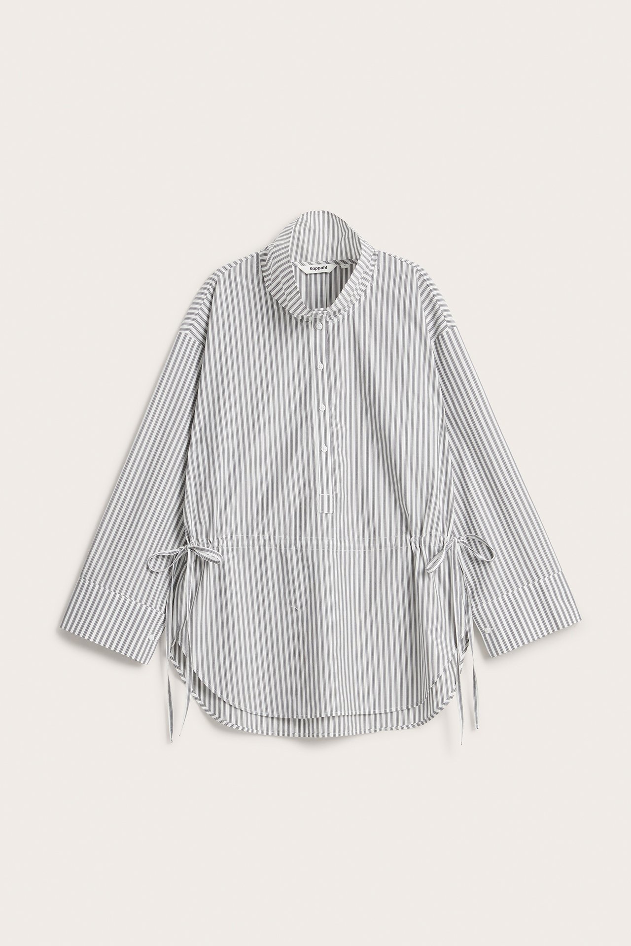 Framsida: offwhite- och grårandig bomullsskjorta med ståkrage, kort knappslå och dragsko i sidorna.