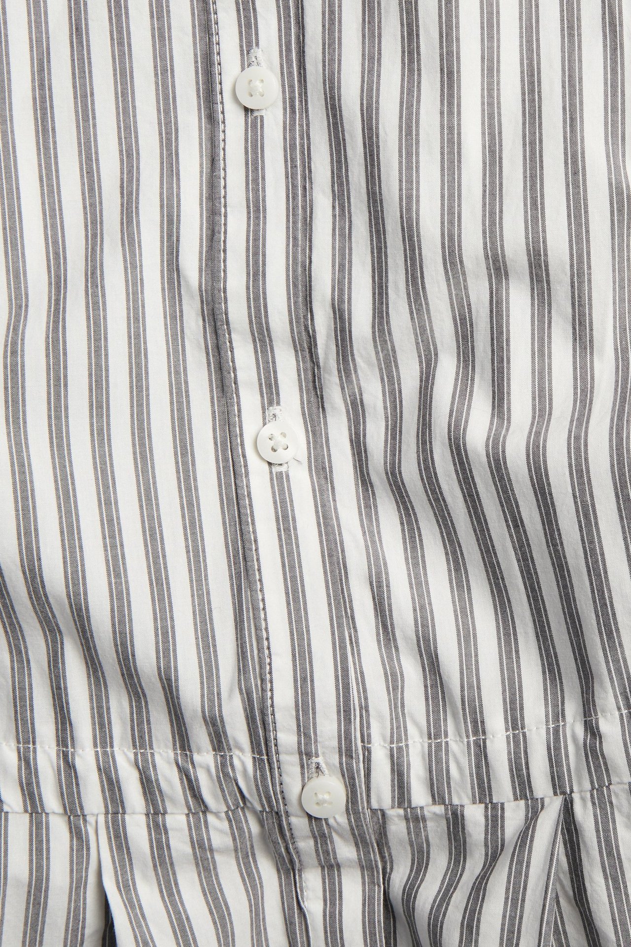 Närbild: Offwhite randig skjortklänning i bomull, mörkgrå ränder, knappslå, dragsko i midjan.