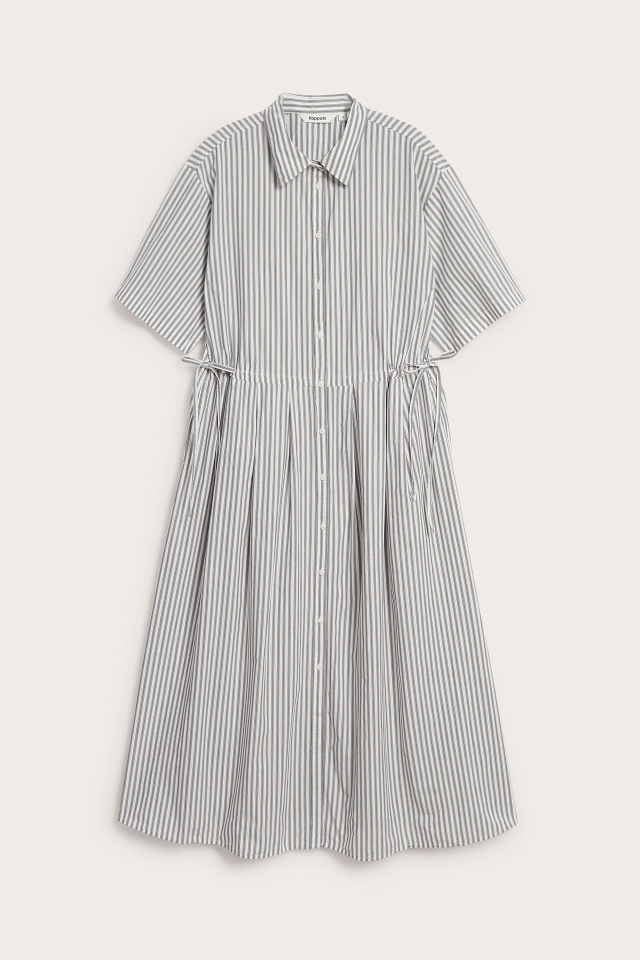 Edestä: Raidallinen off-white puuvillainen midipaitamekko lyhyillä hihoilla ja kiristysnyörillä vyötäröllä.