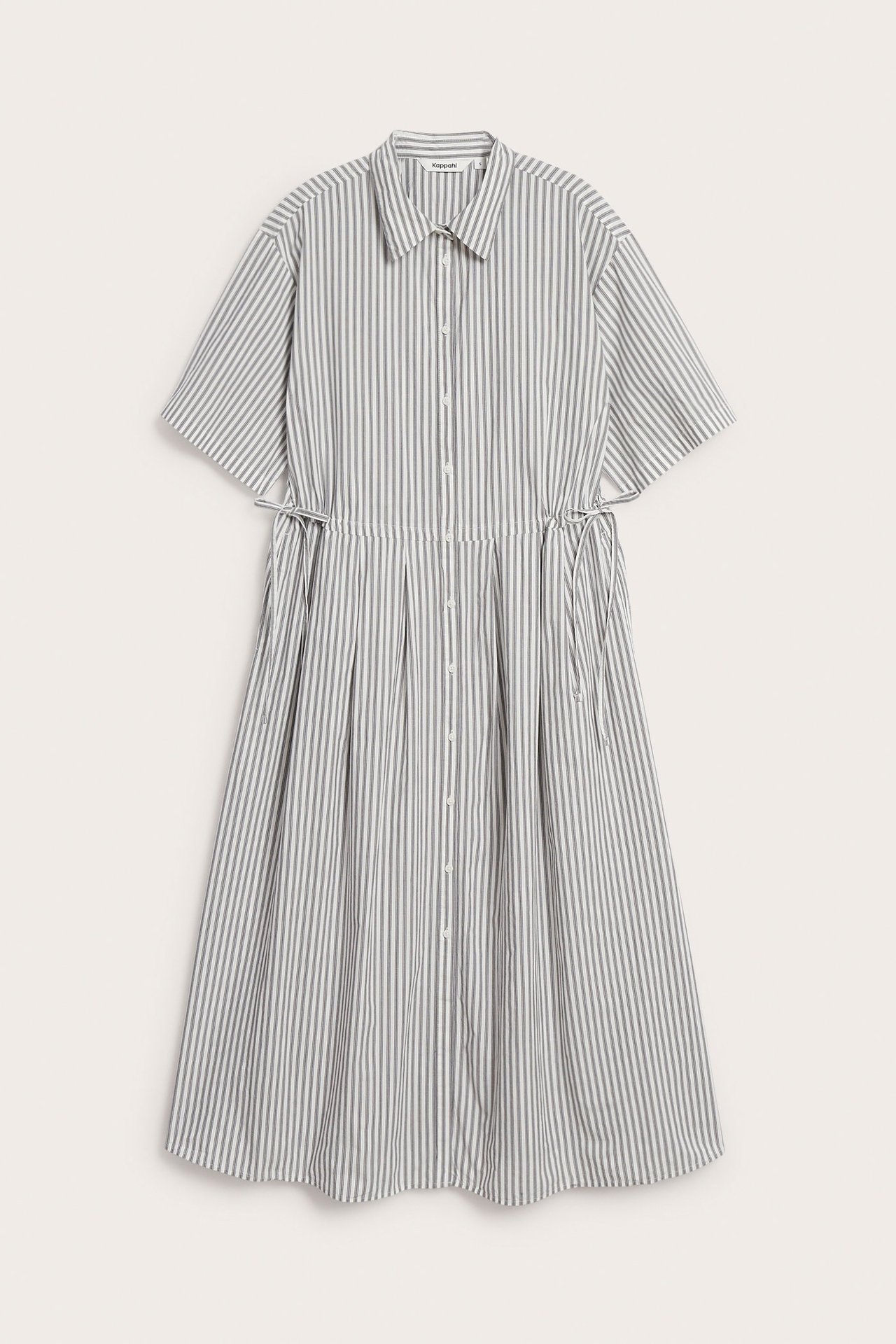 Framifrån: Randig off-white bomullsskjortklänning med korta ärmar, knäppning fram och dragsko i midjan.